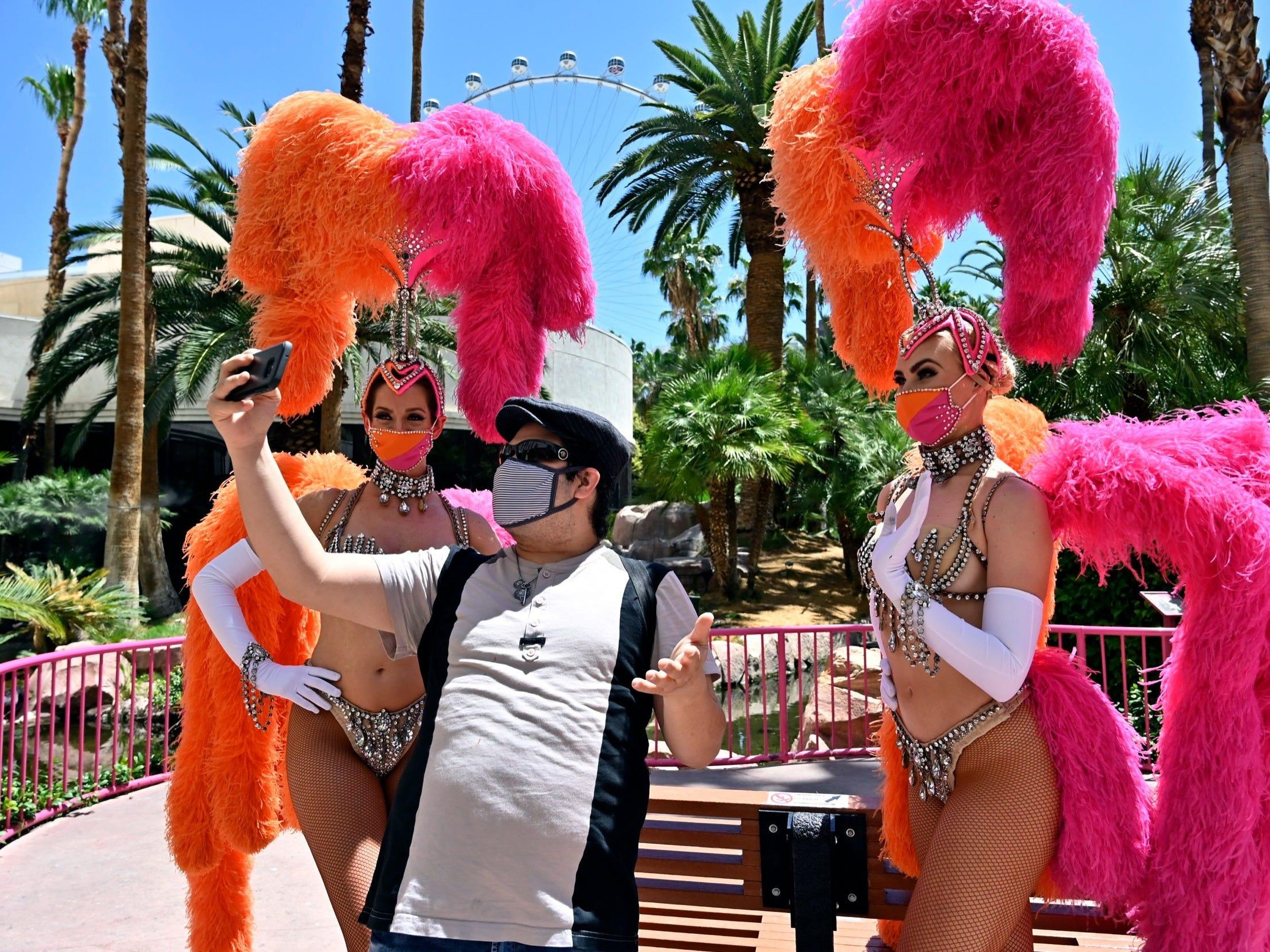 El influencer Chris Avila graba un vídeo con dos bailarinas ataviadas con mascarillas faciales en el Hotel Flamingo de Las Vegas.