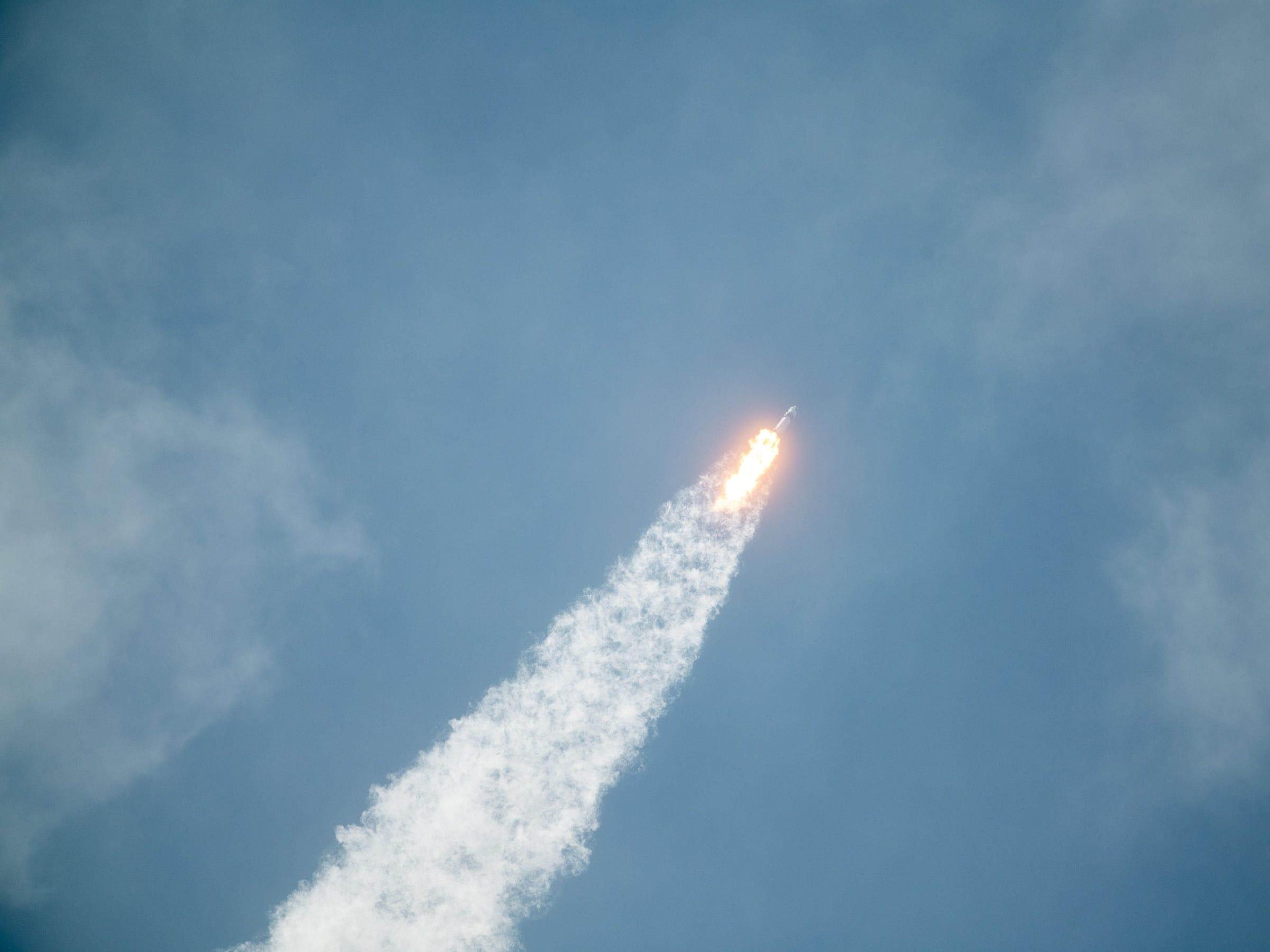 El cohete Falcon 9 de SpaceX que lleva la nave espacial Crew Dragon se lanza el 30 de mayo de 2020