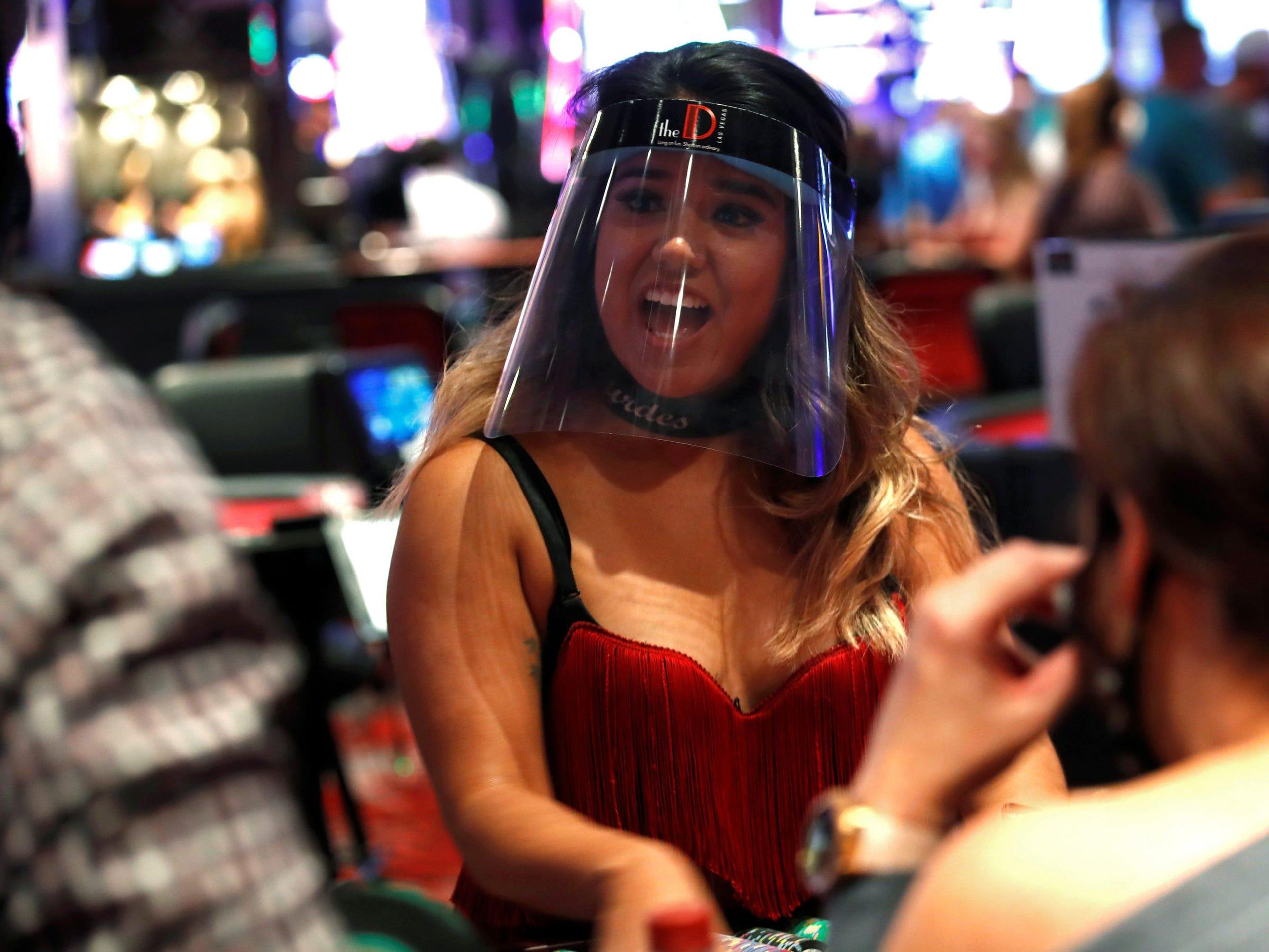 Una crupier de blackjack usa un protector facial en The D Las Vegas el 4 de junio de 2020.