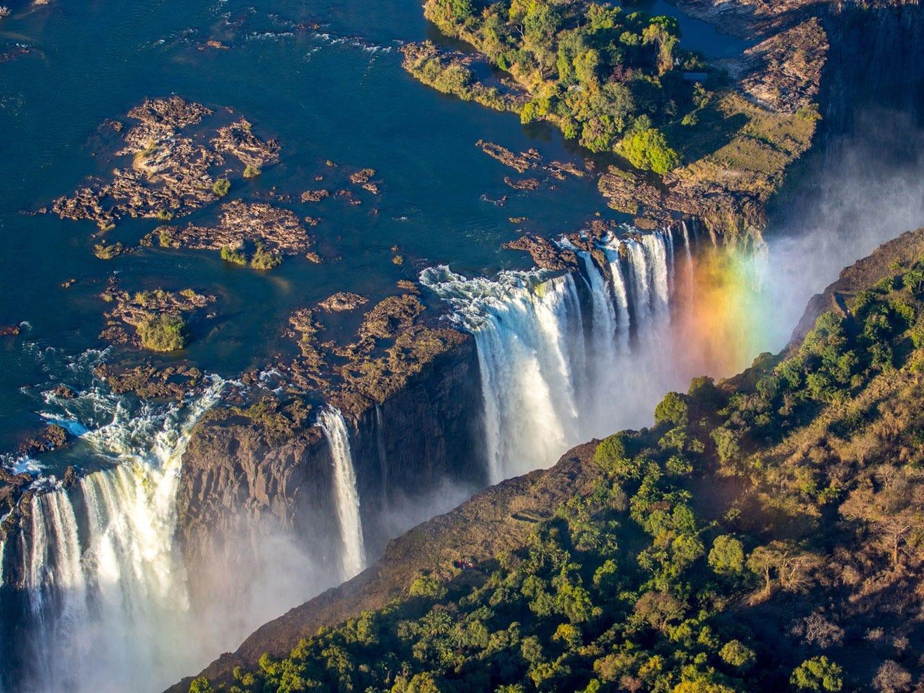 A veces se hace referencia a las Cataratas Victoria como la mayor cortina de agua que cae en el mundo.