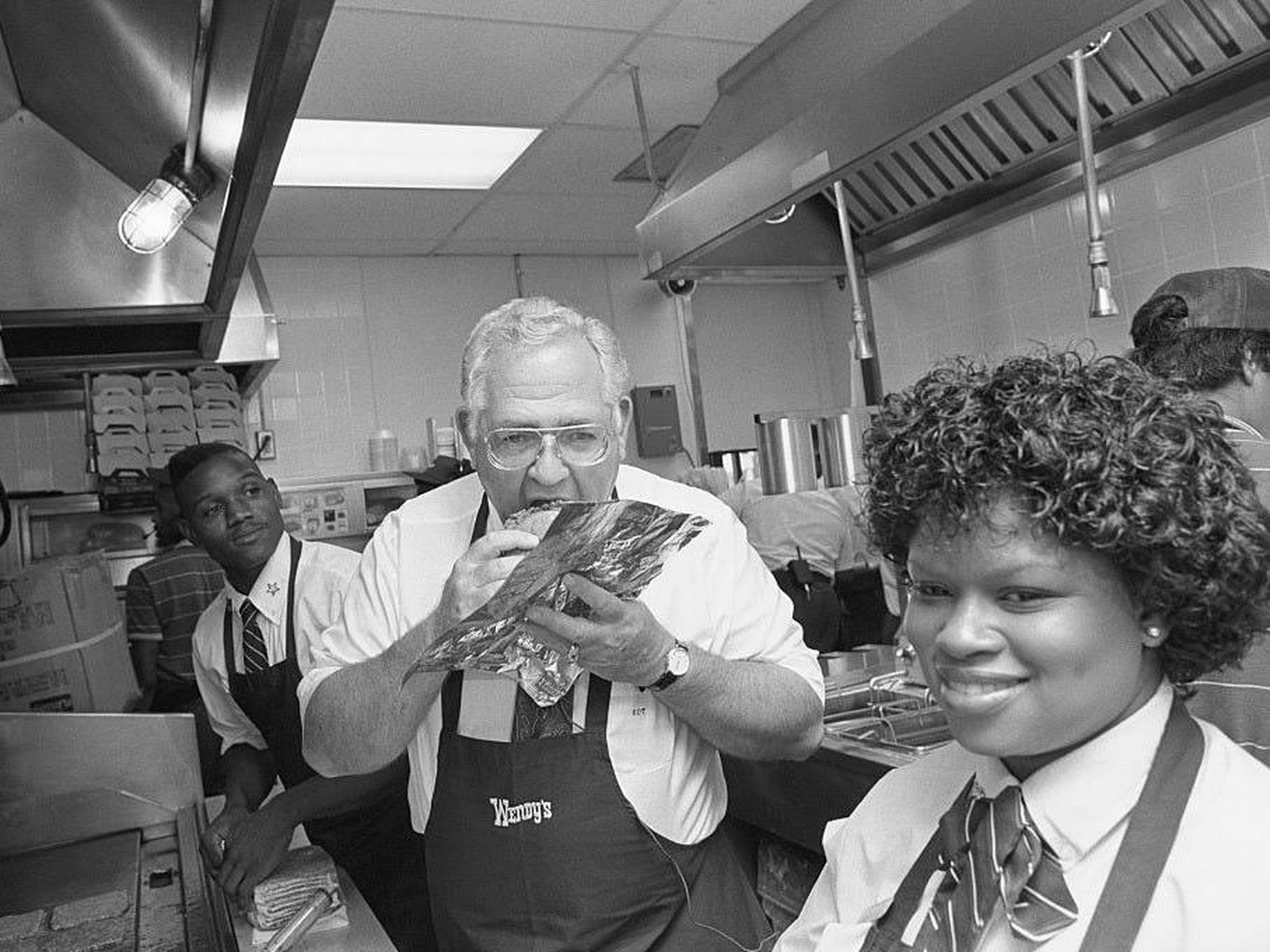 El fundador de Wendy's, Dave Thomas, visitando uno de sus locales en 1989.