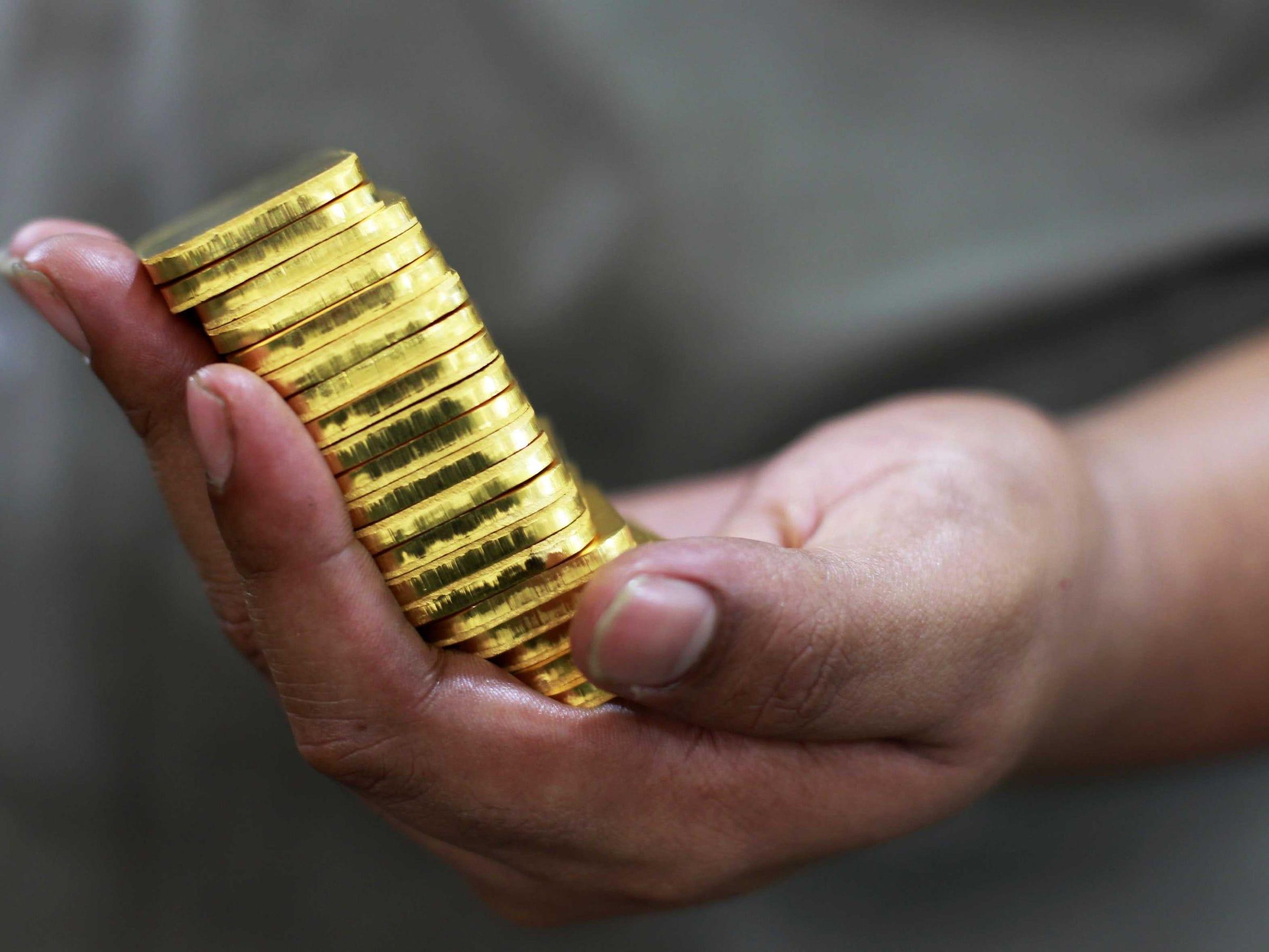 Un banco suizo vende la mitad de sus reservas en oro, pese a que su precio bate récords.