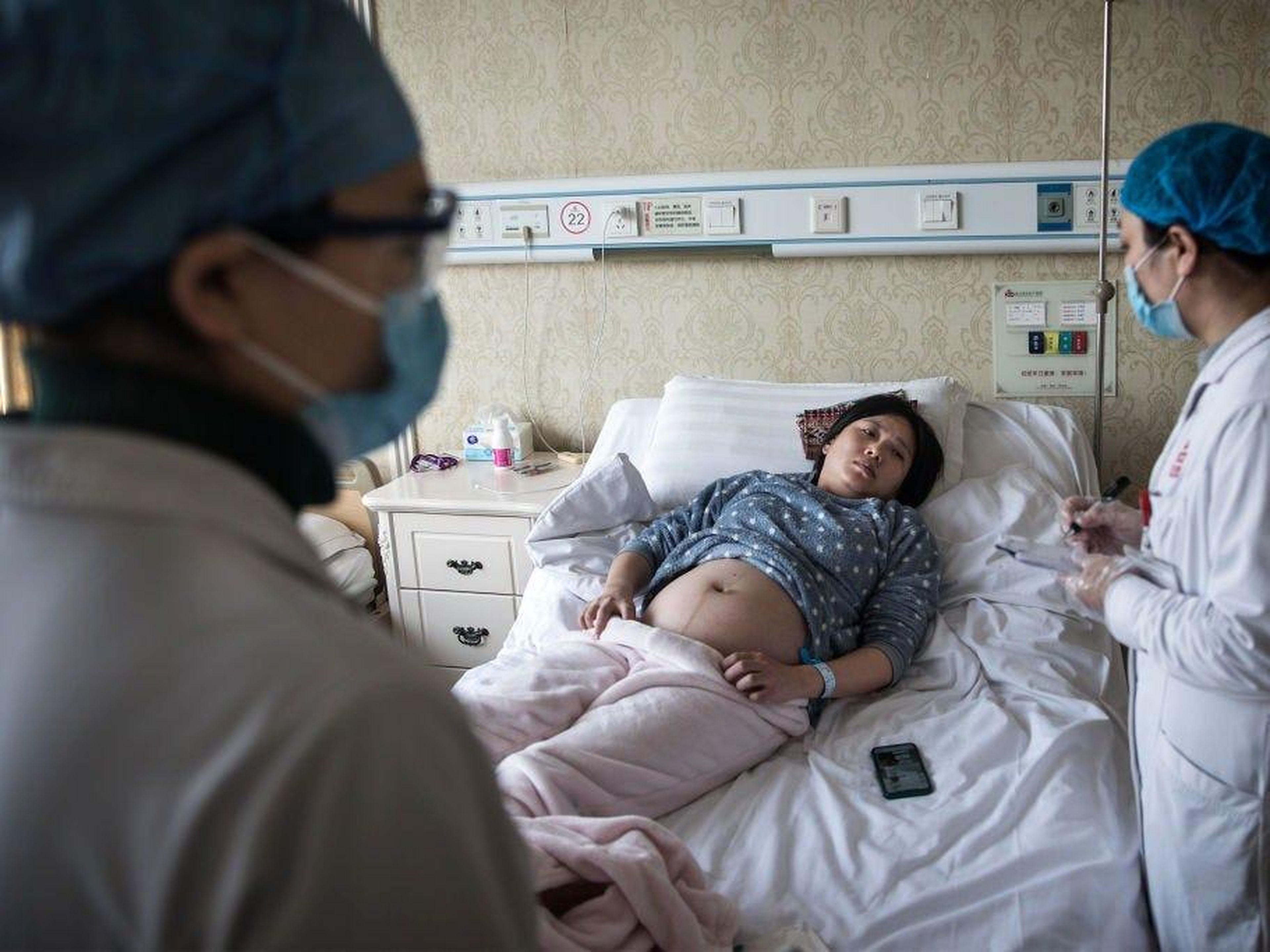 Un médico examina a una mujer embarazada en un hospital obstétrico privado el 19 de febrero de 2020 en Wuhan, Hubei, China.