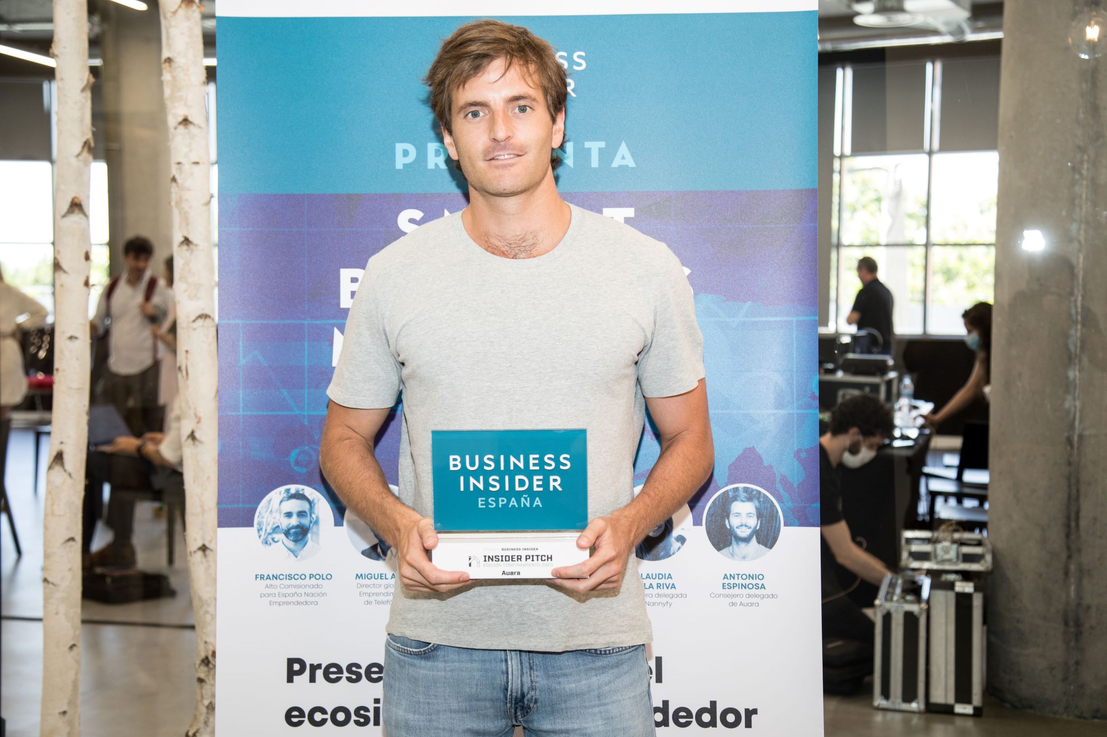 Antonio Espinosa, CEO de Auara, recibe el reconocimiento por haber sido una de las 2 startups ganadoras de Insider Pitch de Business Insider España.