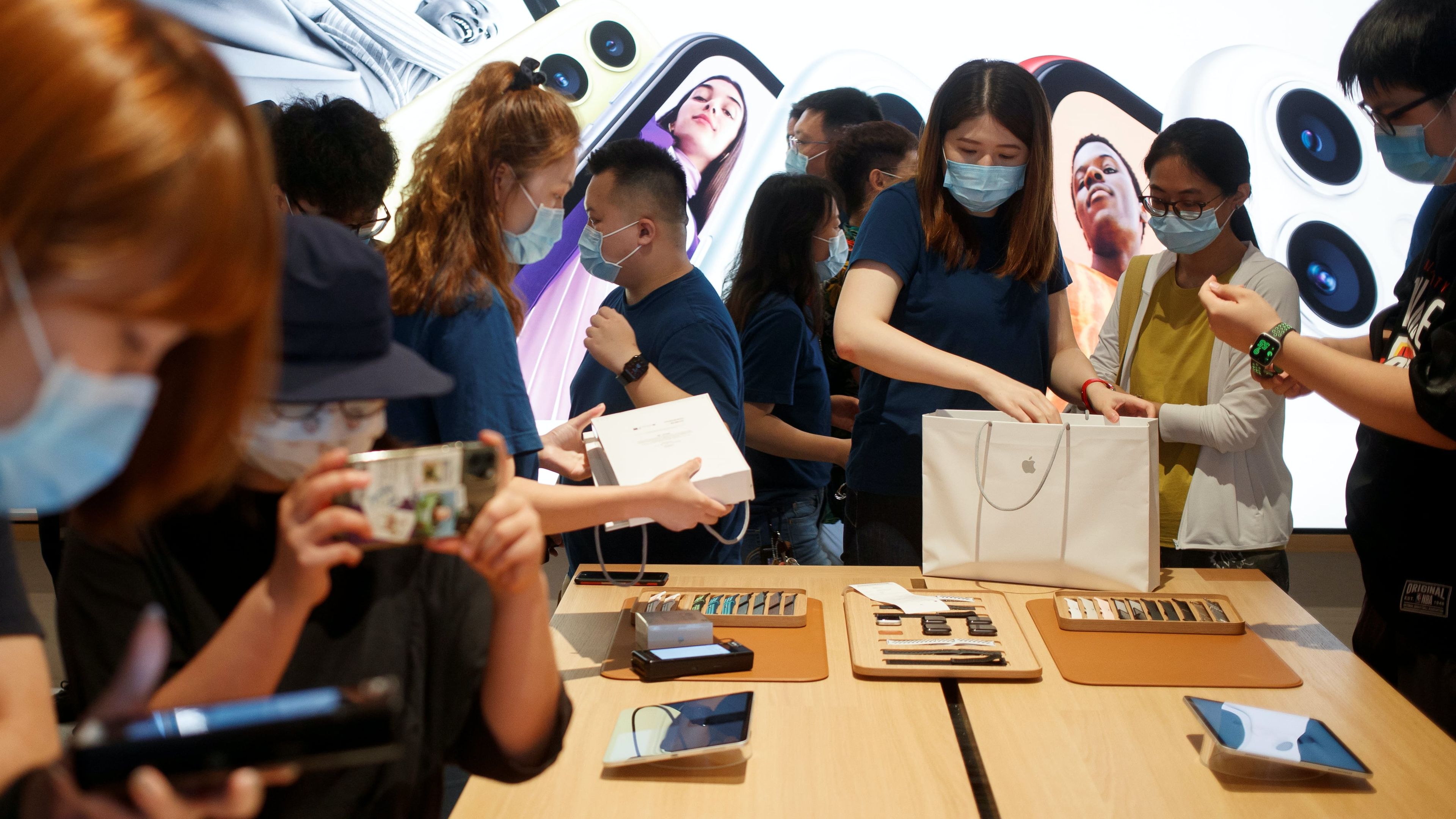 Clientes compran en una Apple Store en Pekín abierta tras la crisis del coronavirus.