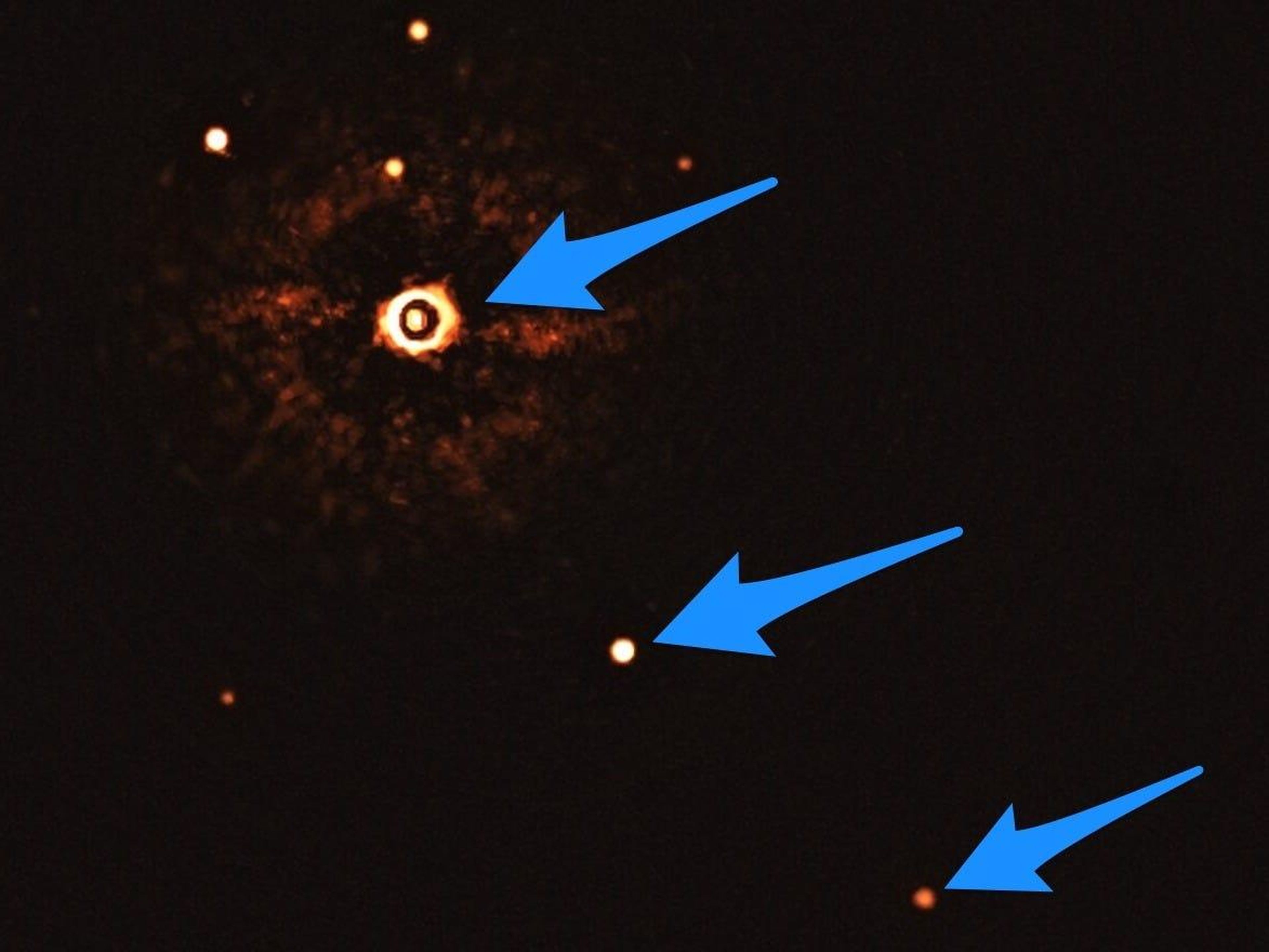 Esta imagen muestra la estrella TYC 8998-760-1 acompañada de dos exoplanetas gigantes, TYC 8998-760-1b y TYC 8998-760-1c.
