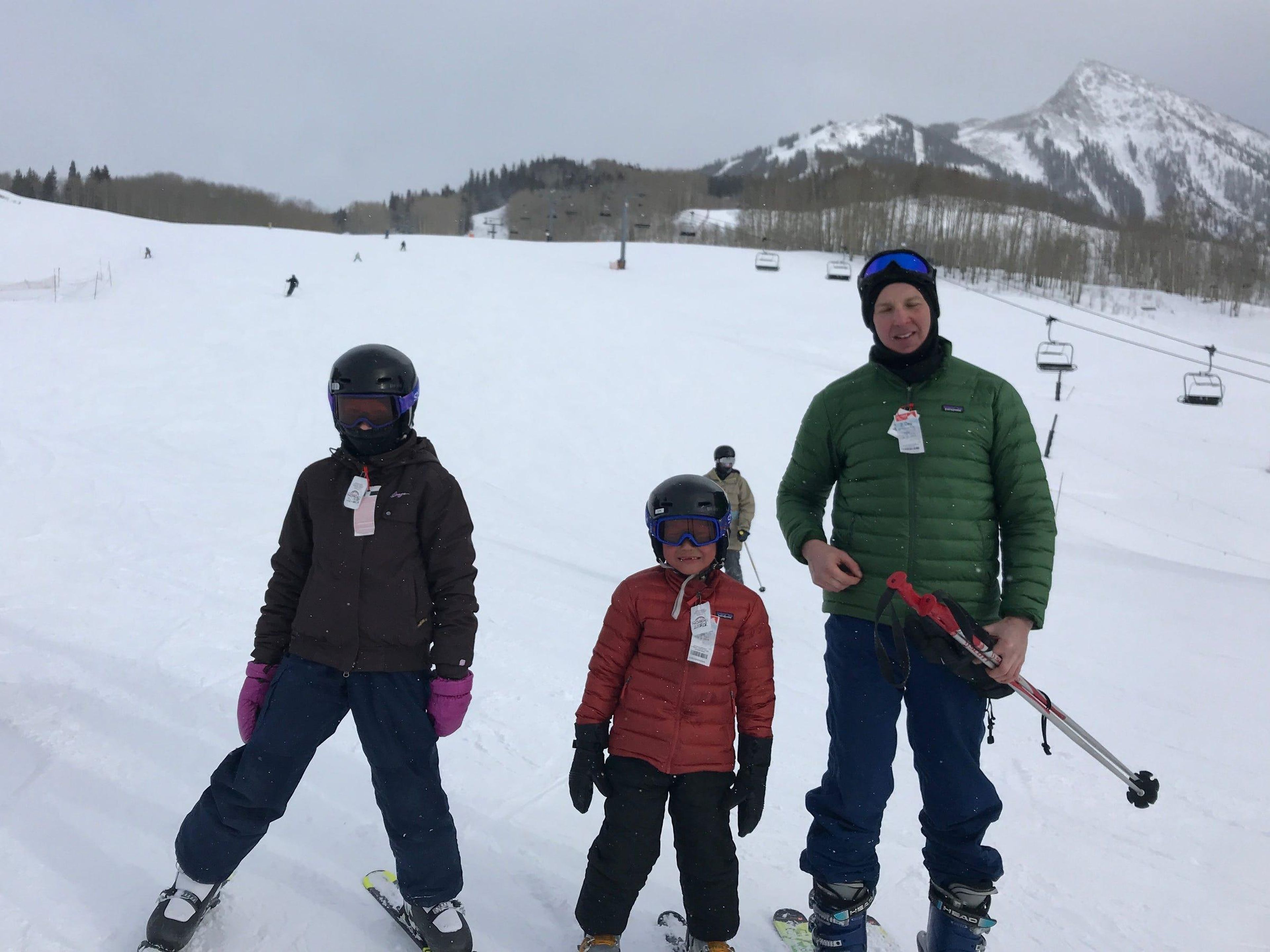 El autor esquiando con sus hijos Willow y Caleb a principios de 2018.