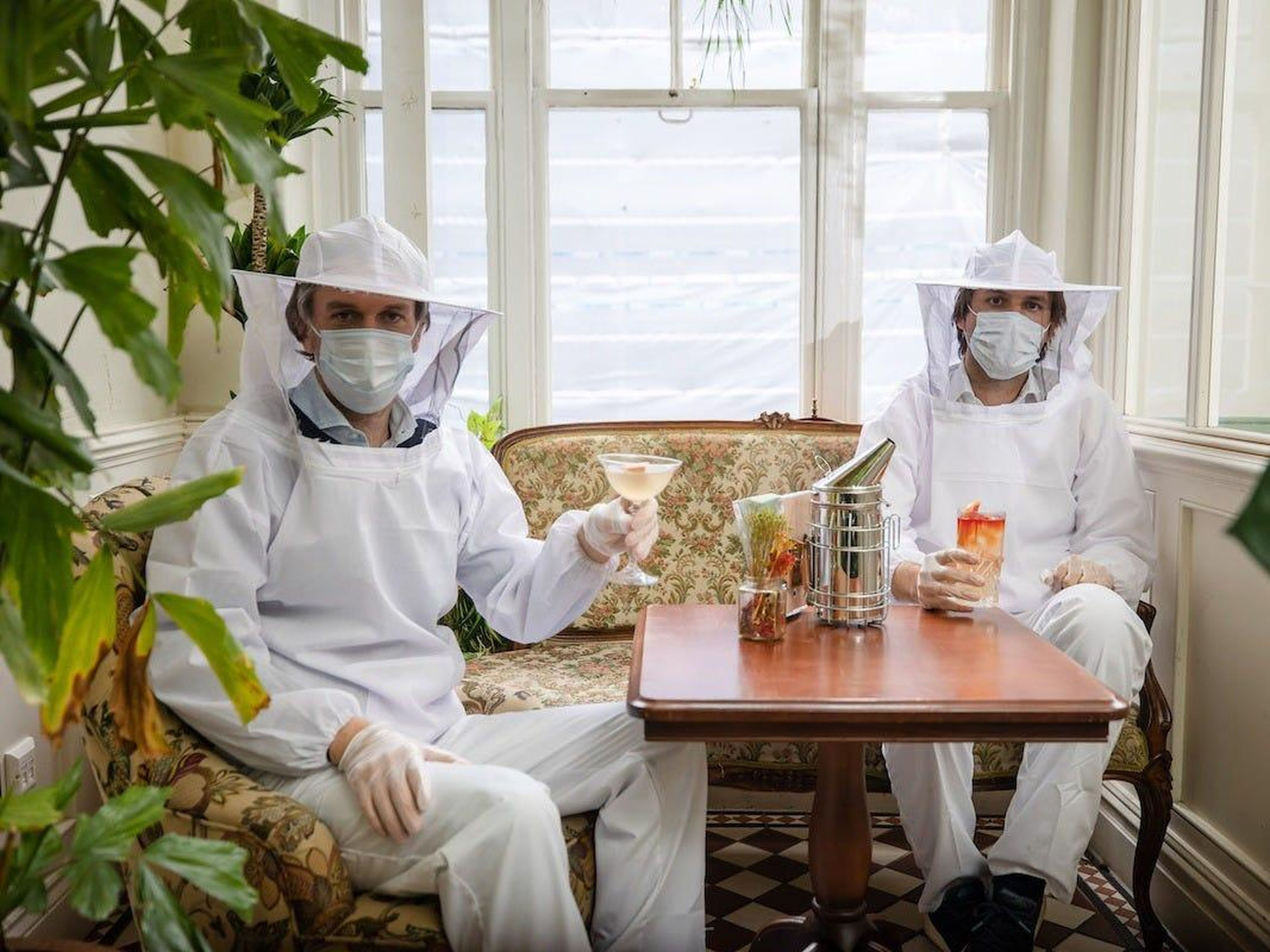 El bar de temática botánica planea usar los trajes de apicultor como EPIS.
