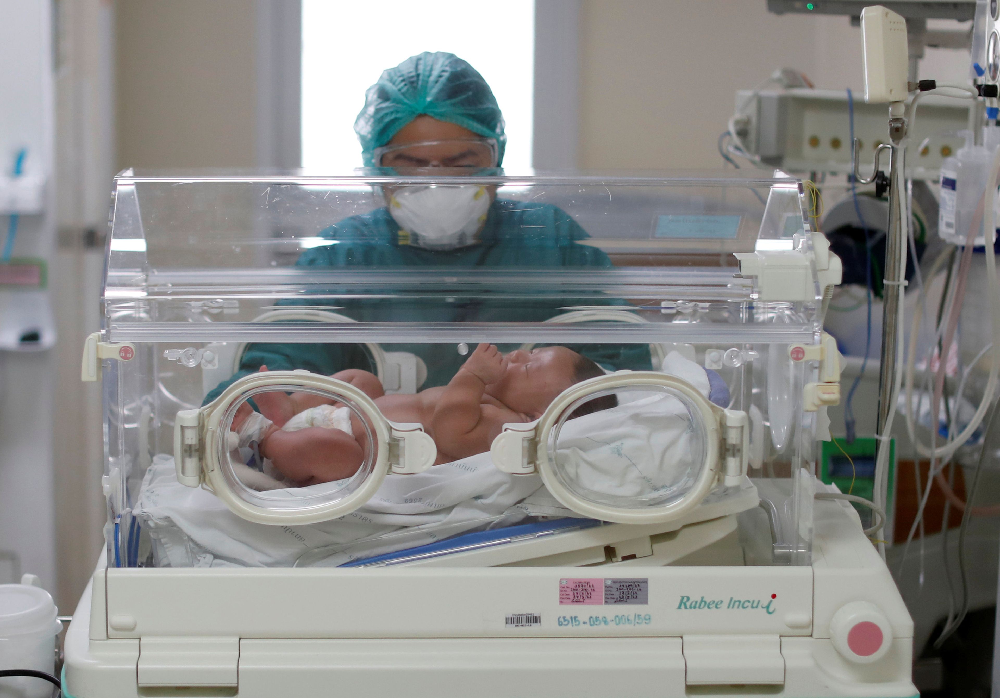 Un bebé recién nacido durante la pandemia por COVID-19.
