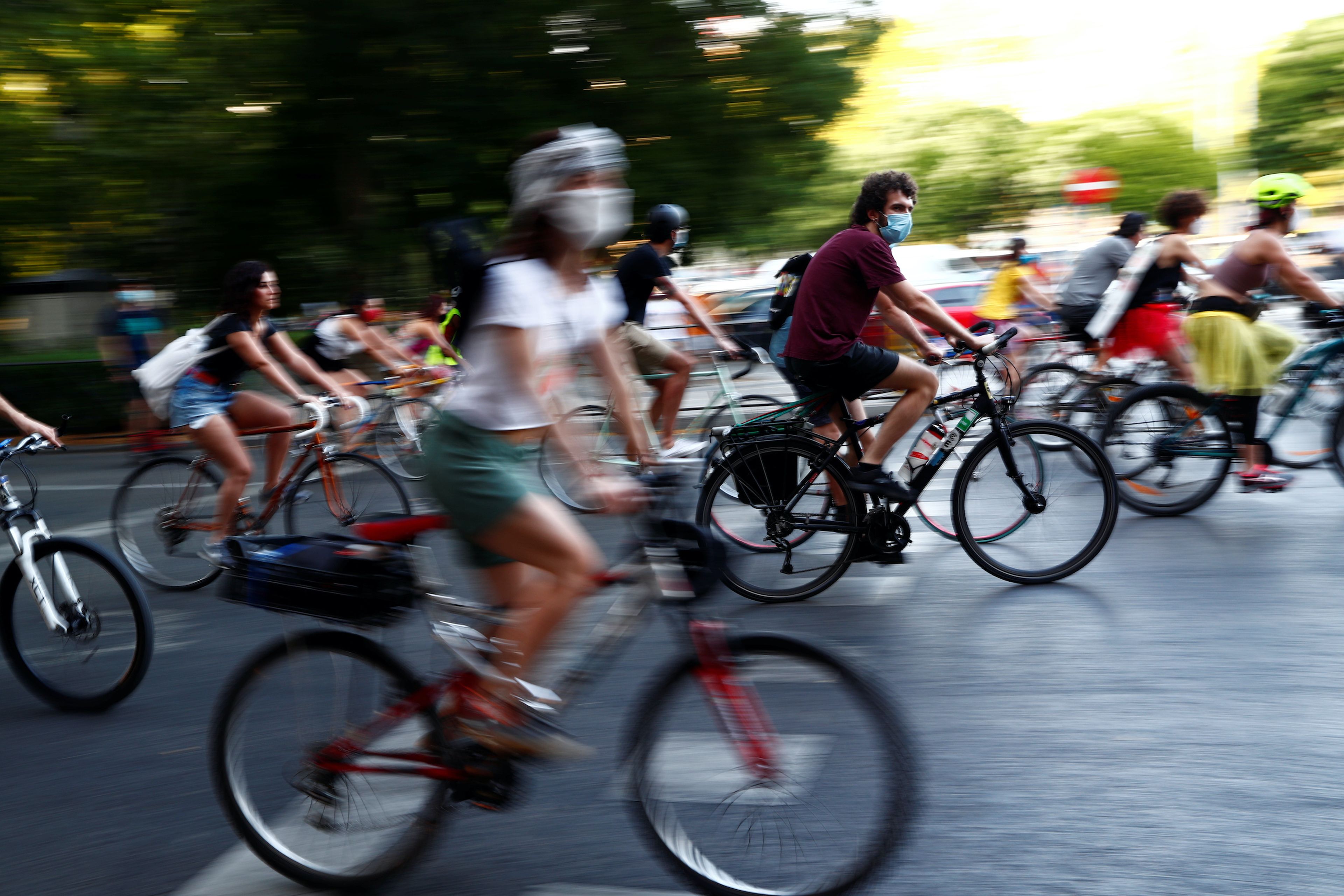 Ciclistas celebran el Orgullo Gay en Madrid, en junio de 2020.