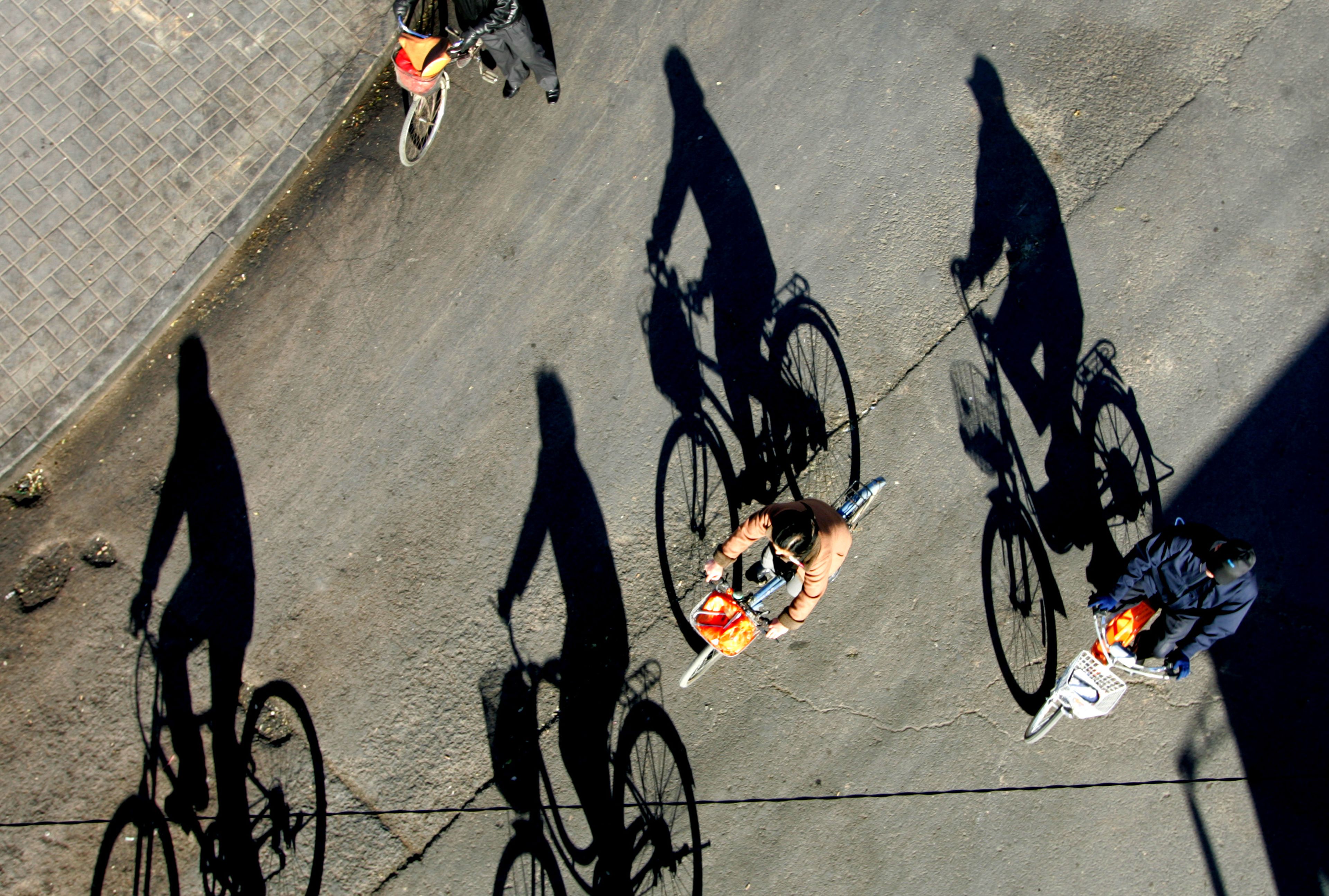 Ciclistas montan sus bicicletas en el centro de Pekín.