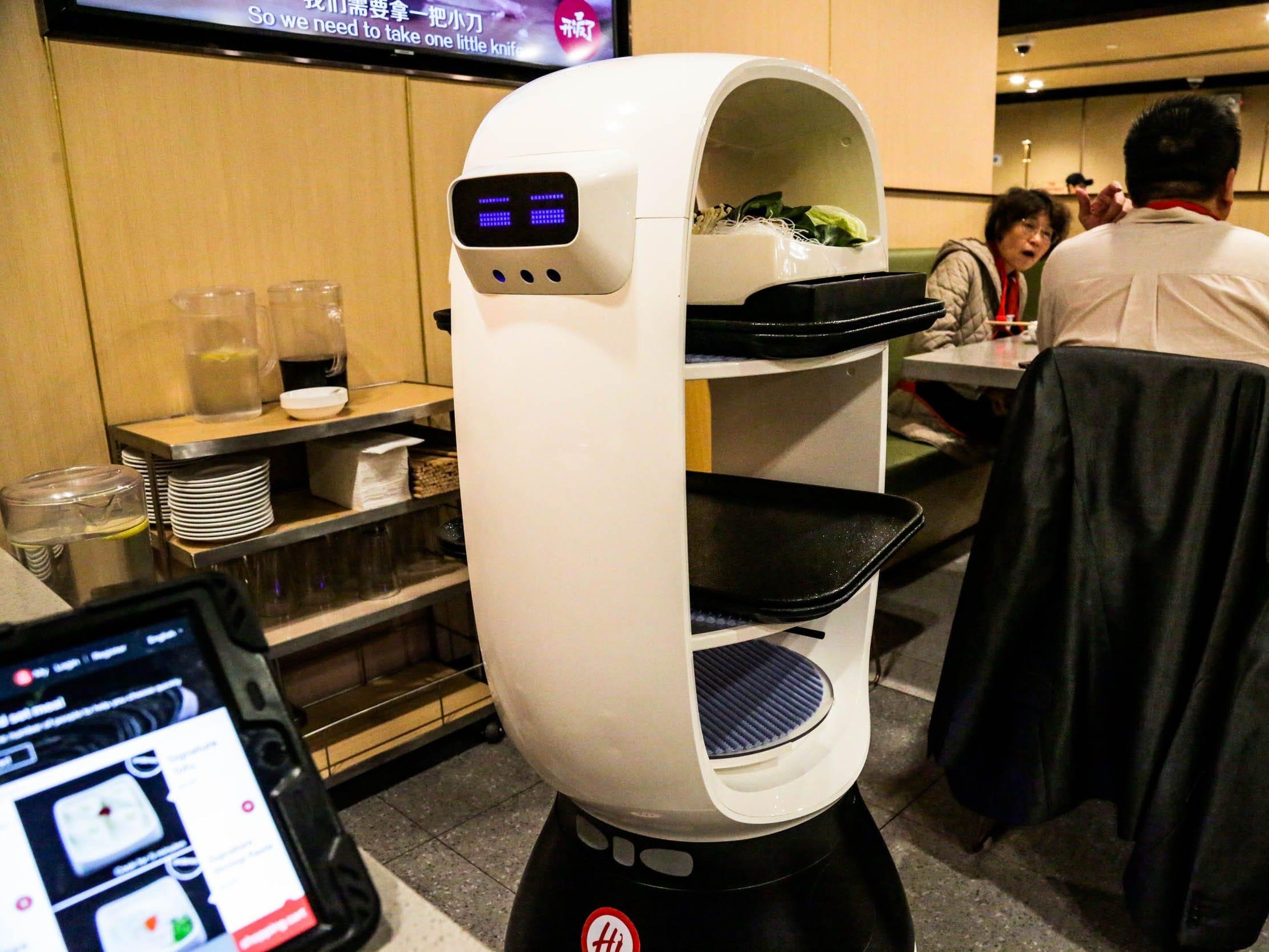 La cadena de restaurantes de ollas calientes china Haidilao emplea robots camareros no humanoides que hacen expresiones faciales y hablan con los clientes.