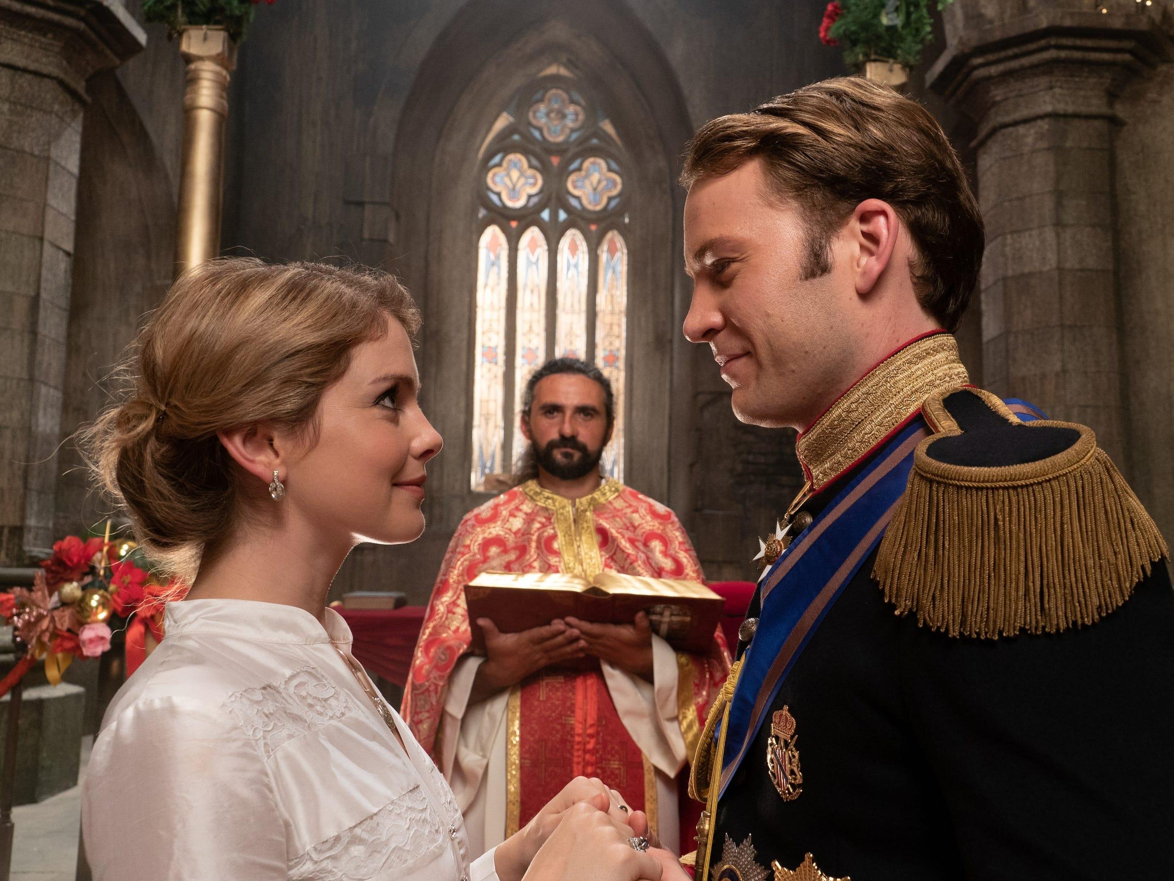 Rose McIver y Ben Lamb en 'Un príncipe para Navidad: La boda real'
