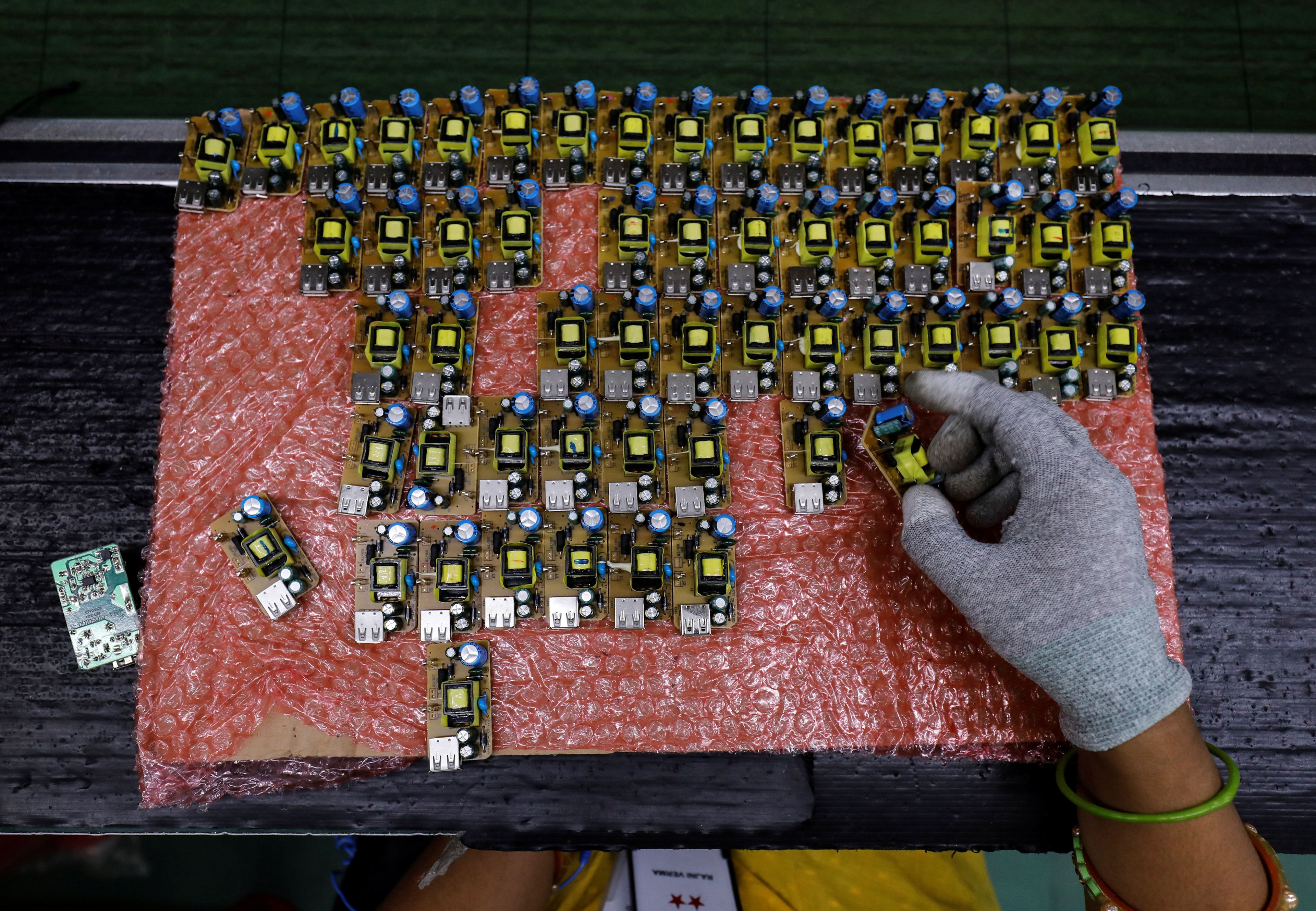 Circuitos de baterías móviles en una fábrica en India.