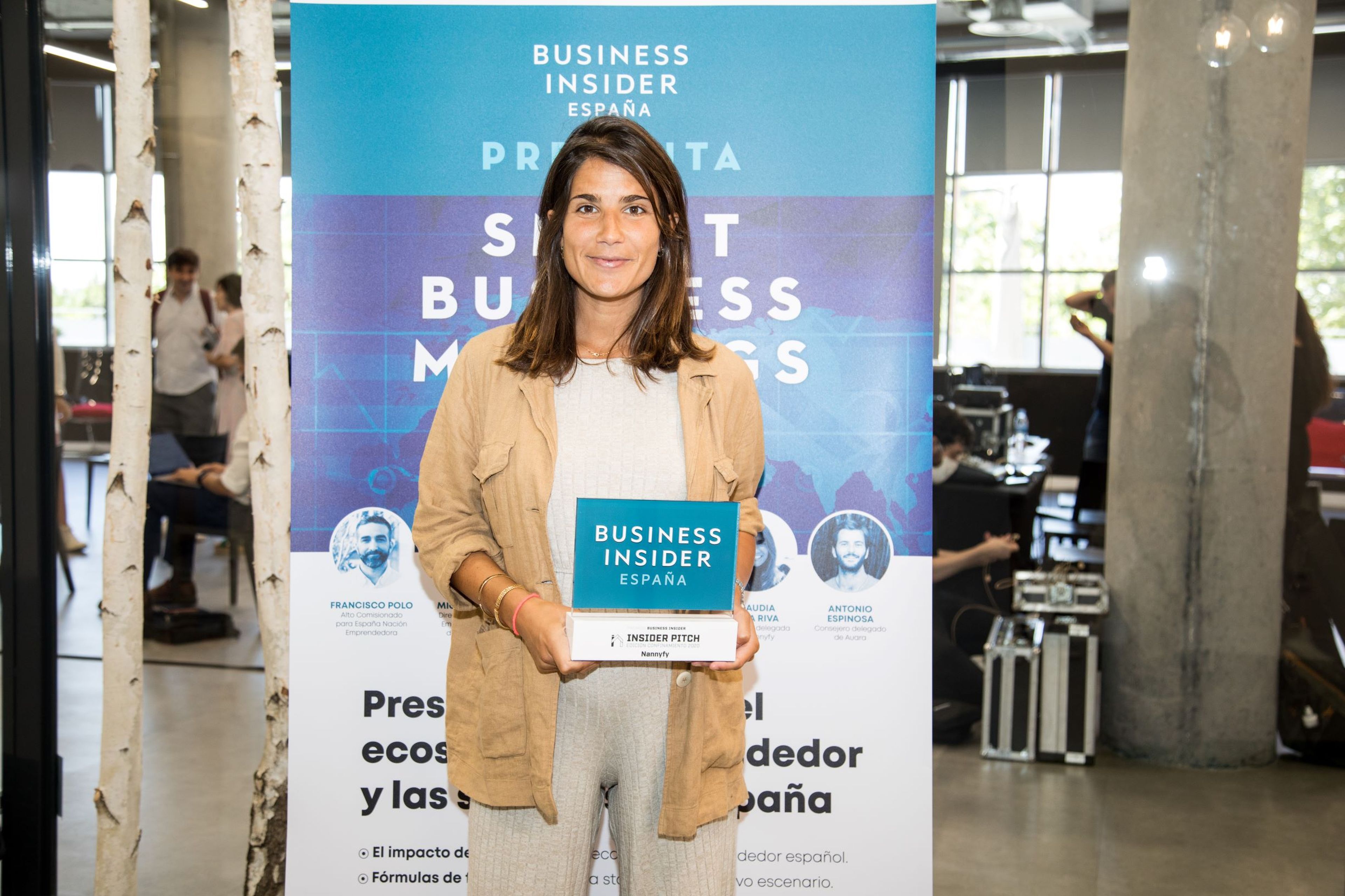 Claudia de la Riva, consejera delegada de Nannyfy, recibe el reconocimiento por haber sido una de las 2 startups ganadoras de Insider Pitch de Business Insider España.