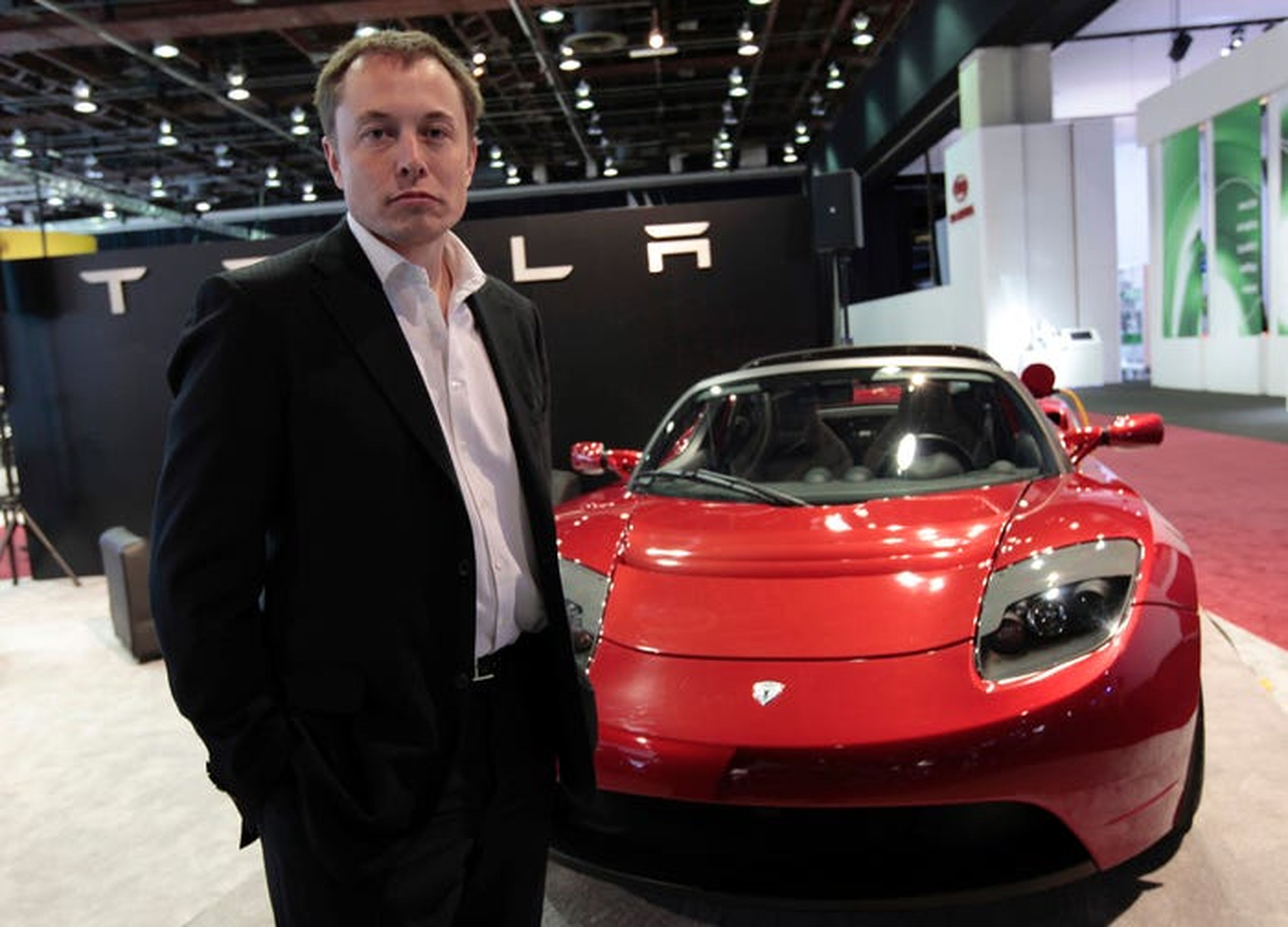 El CEO de Tesla, Elon Musk, al lado de un Tesla Roadster original.