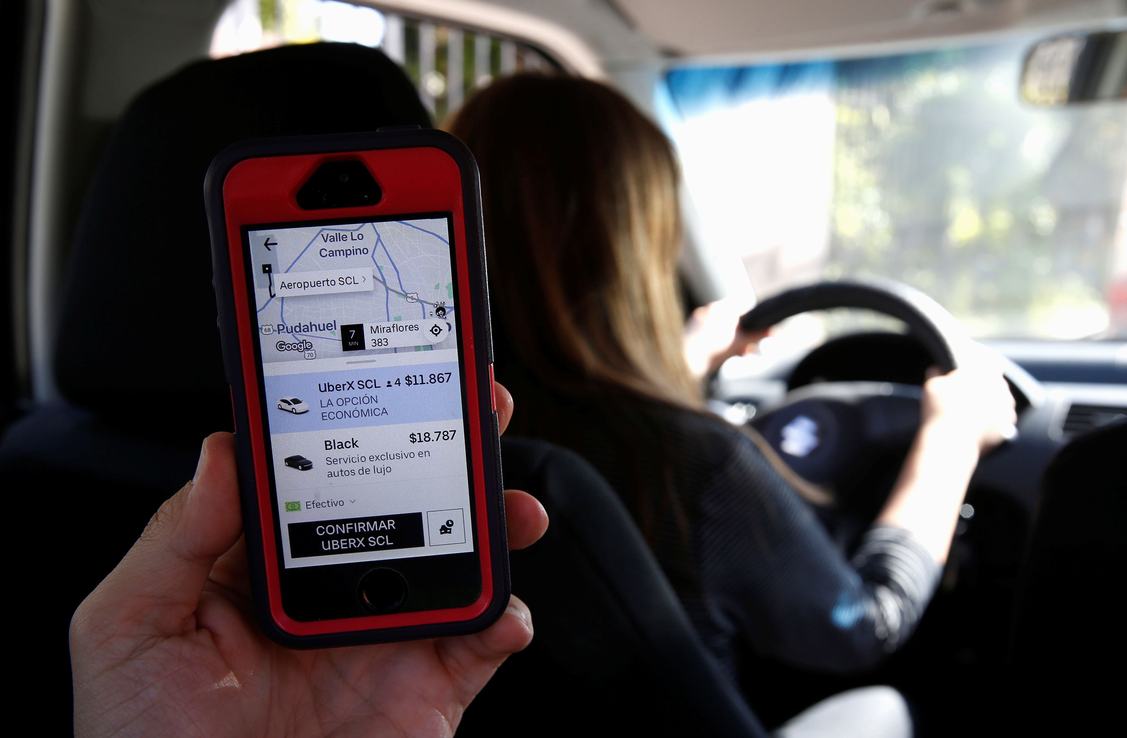 Un móvil muestra la aplicación de Uber en uno de sus coches en Santiago de Chile.