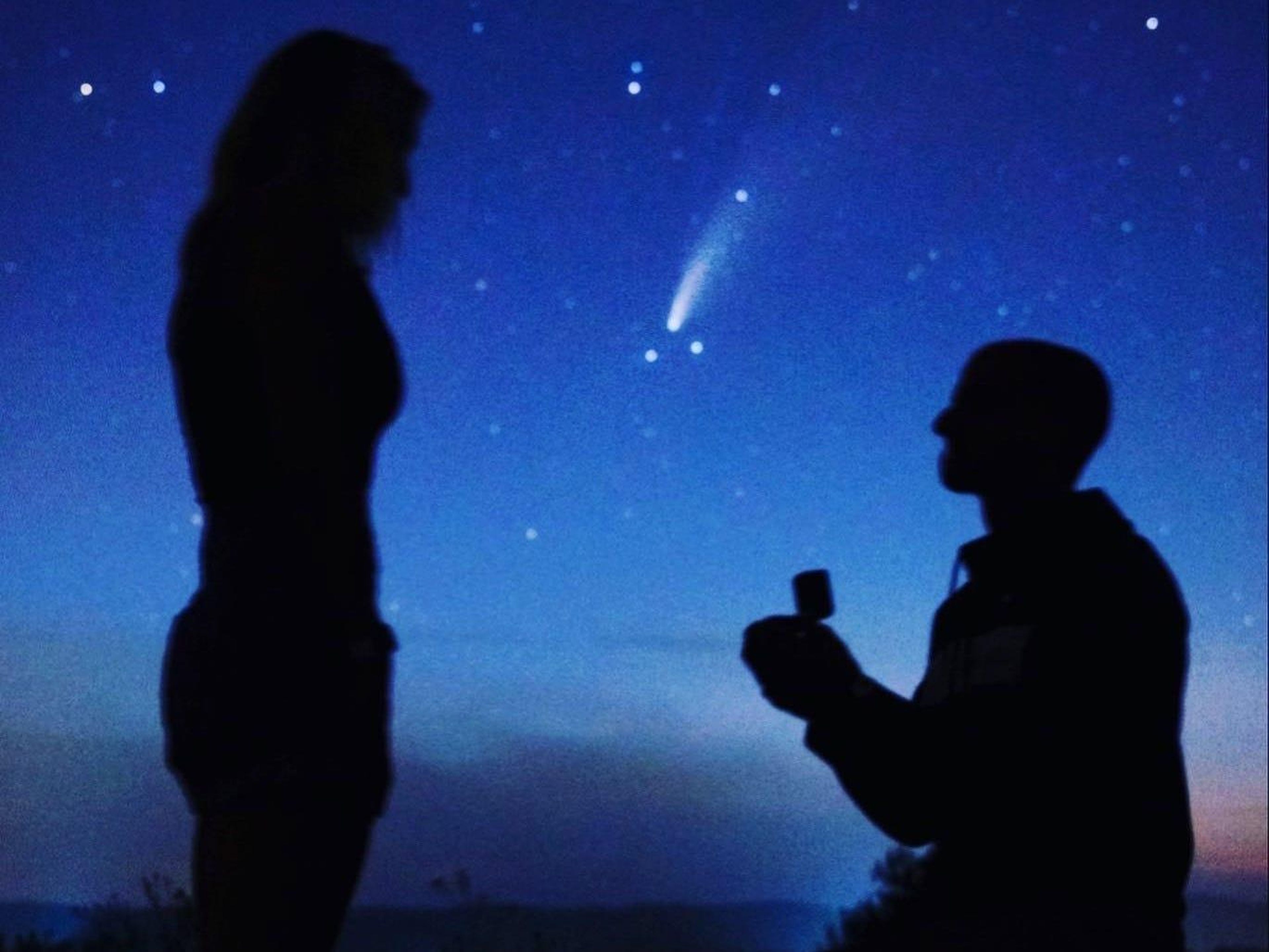 Una pareja se compromete bajo un cometa raro que solo es visible cada 6.800 años