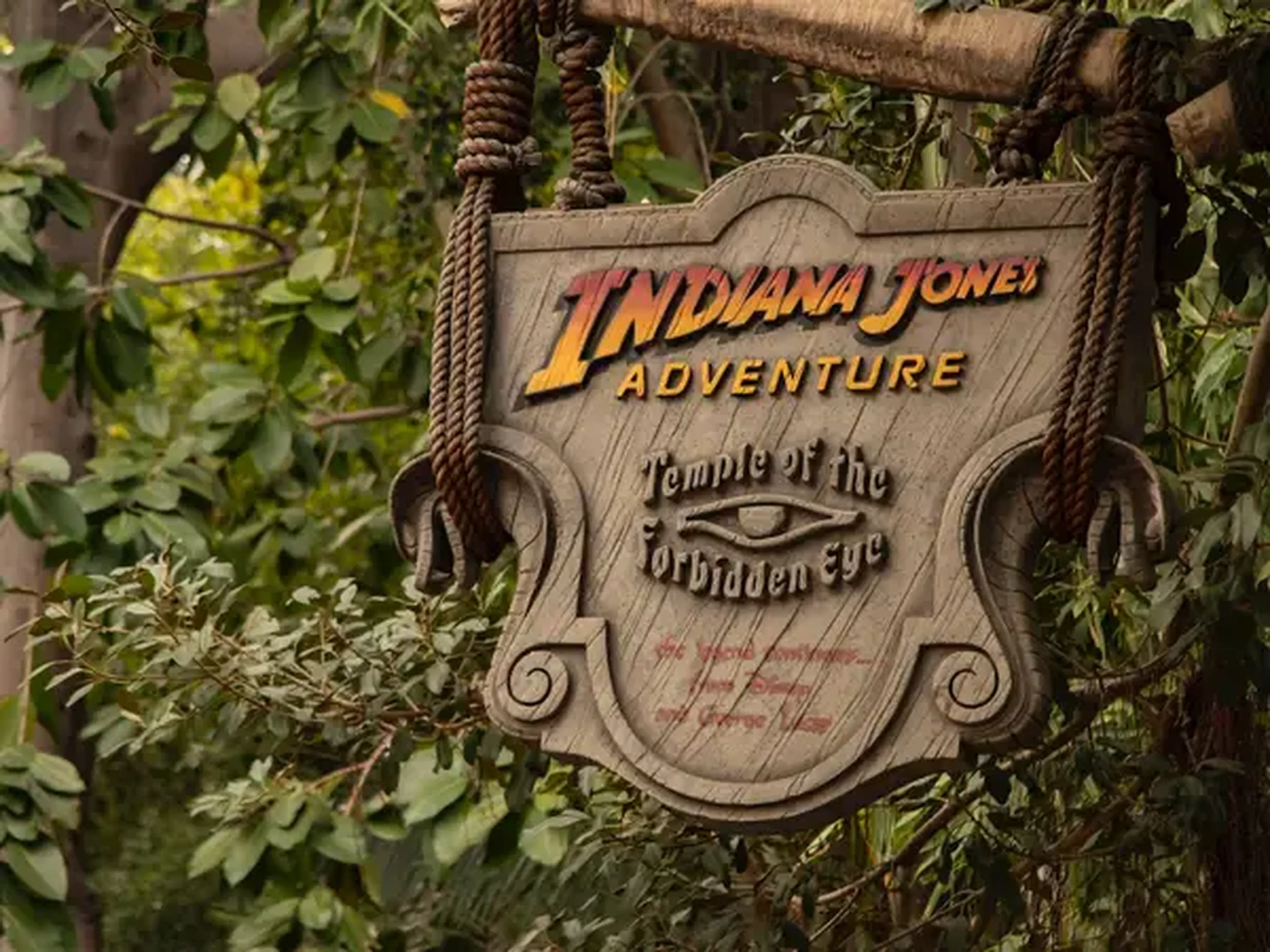 Estate atento a los jeroglíficos de Disney mientras esperas para montar en la Aventura de Indiana Jones.