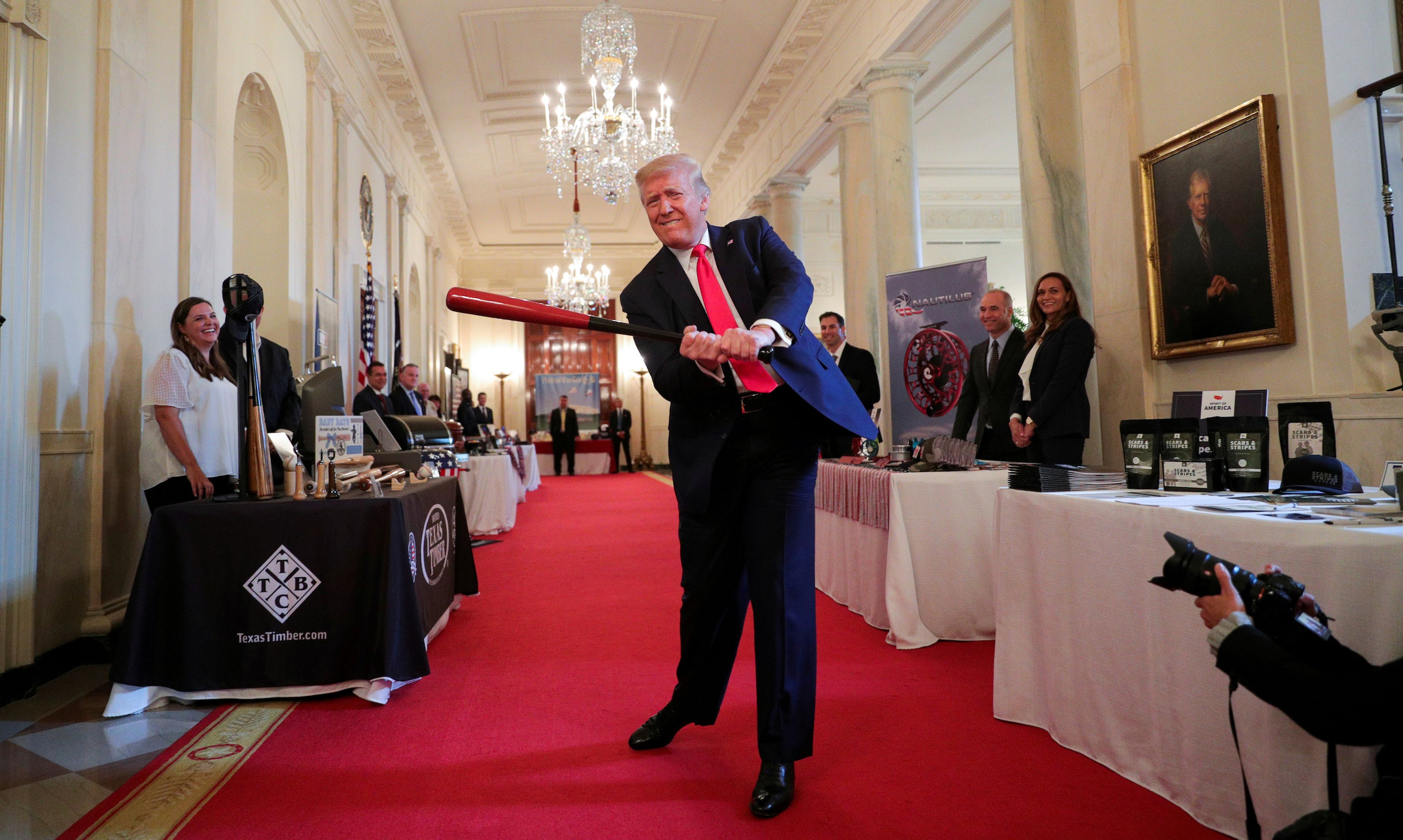 Donald Trump juega con un bate de béisbol durante un evento en la Casa Blanca