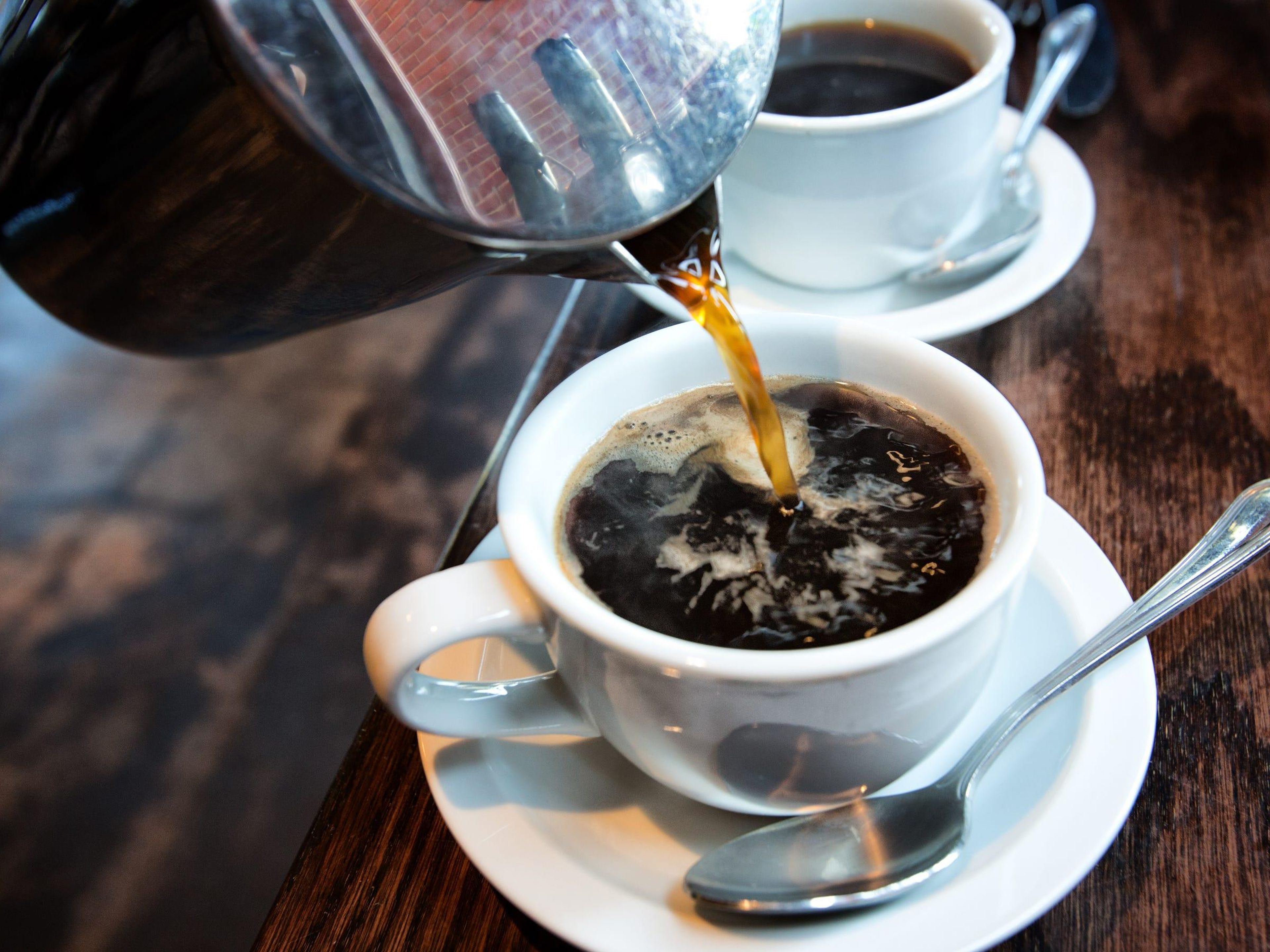 Beber 5 tazas de café al día no tiene ningún peligro a largo plazo y podría reducir el riesgo de enfermedades crónicas