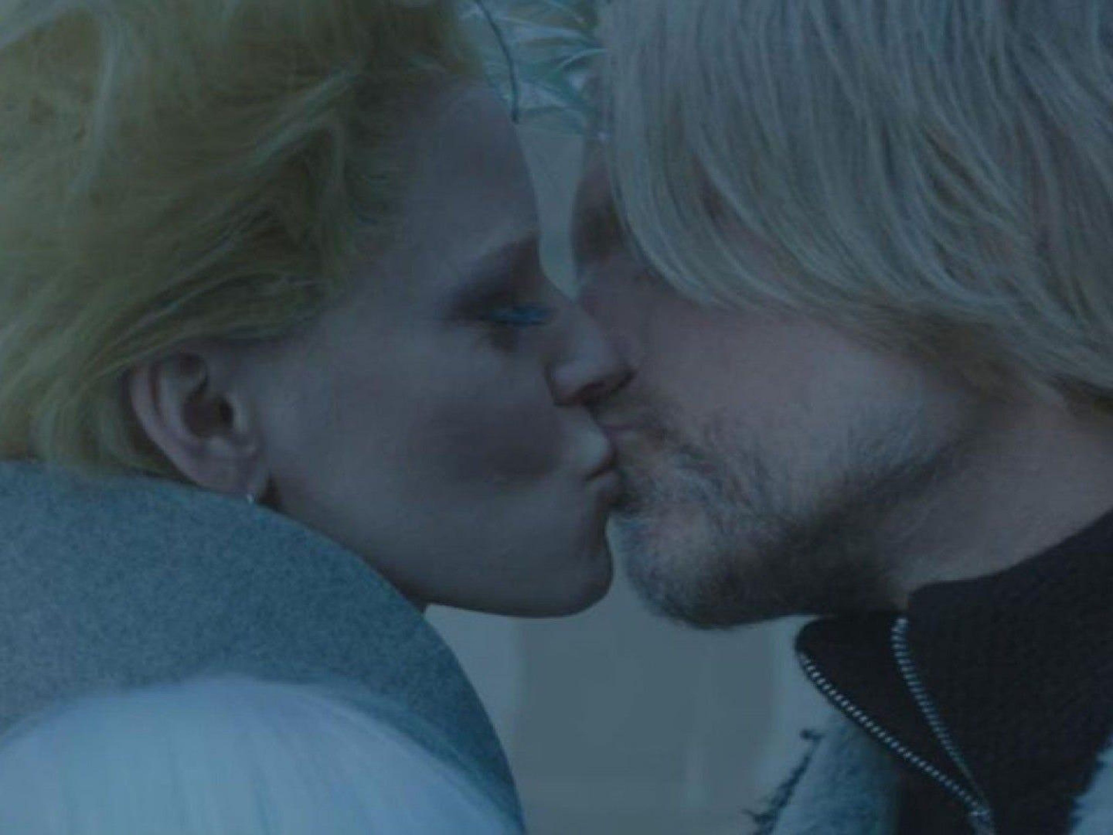 Los personajes de 'Los juegos del hambre' de Elizabeth Banks y Woody Harrelson compartieron un beso en la última película de la saga.