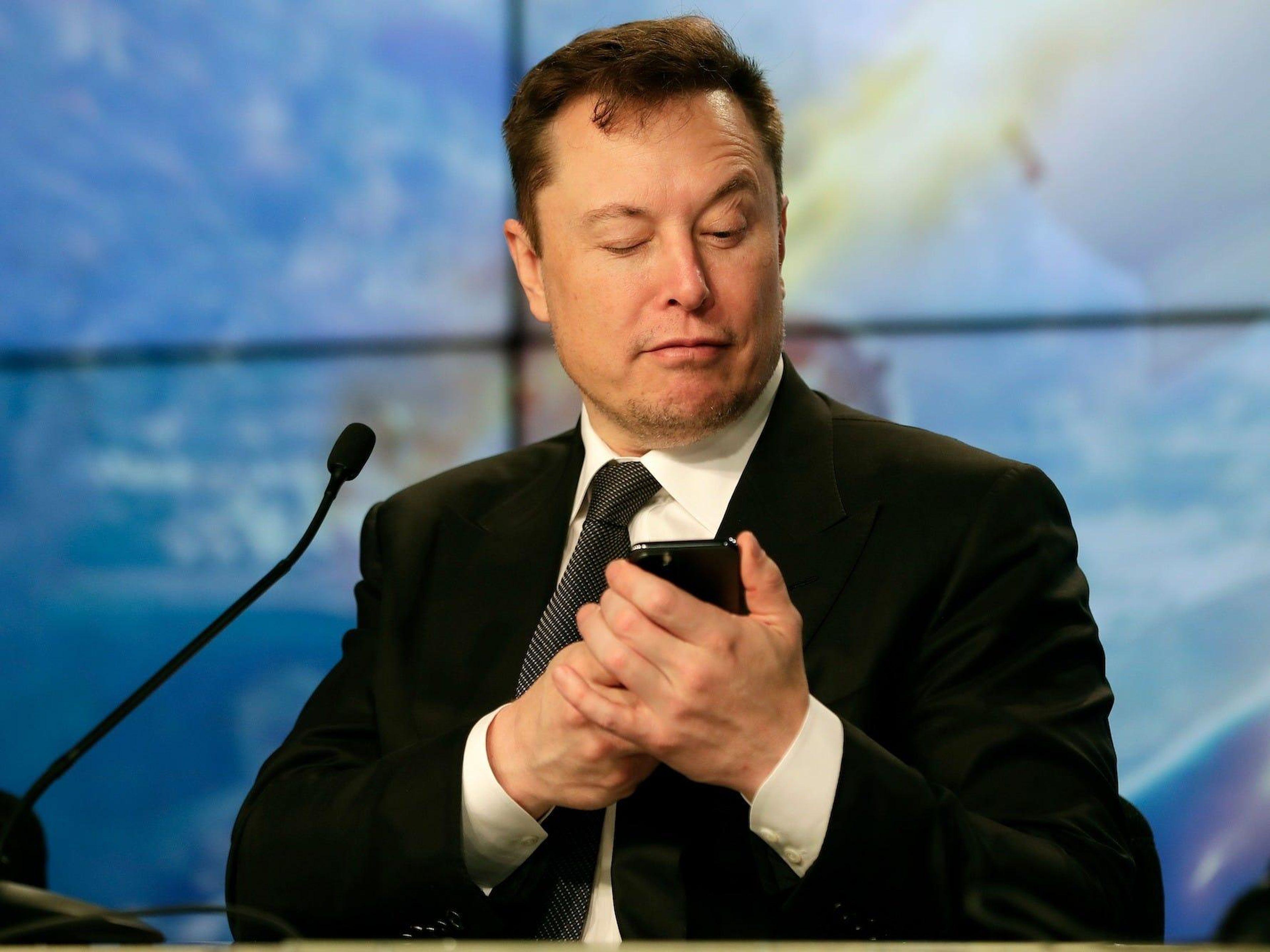 Elon Musk asegura que los coches de Tesla son demasiado caros y da pistas sobre un posible modelo más barato en el futuro