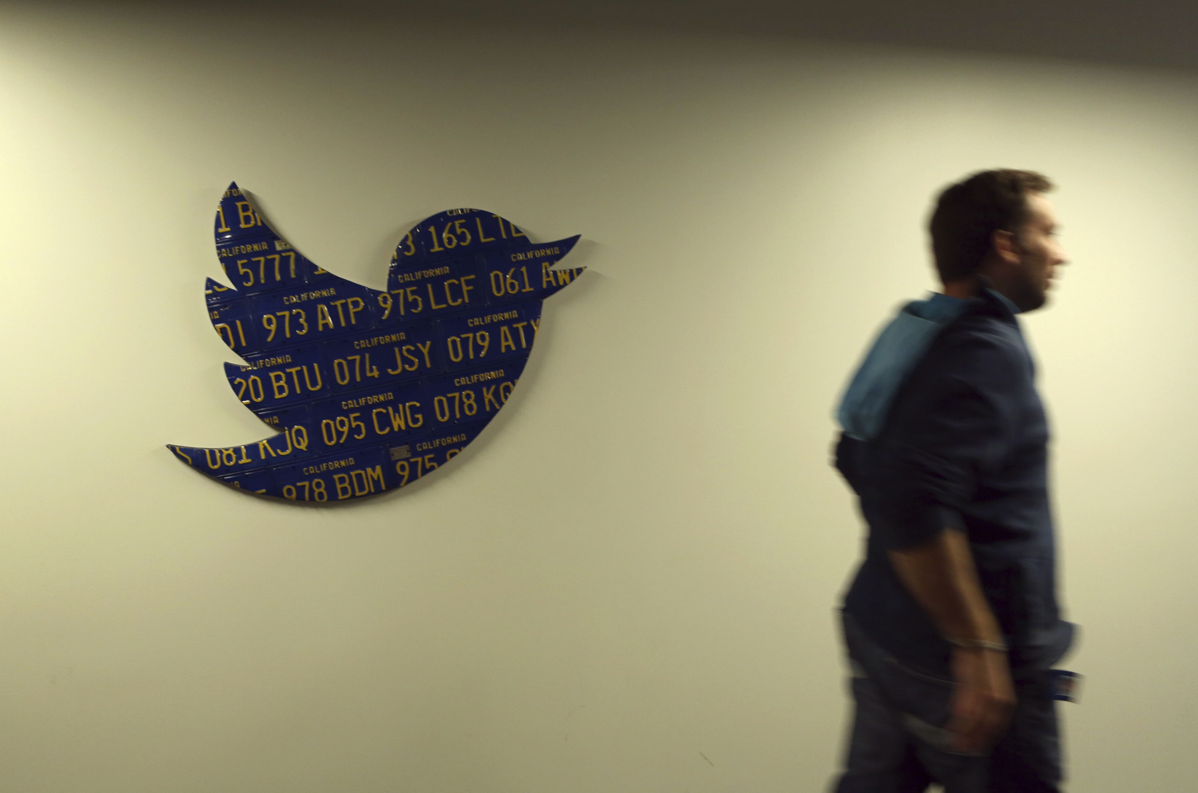 Un empleado de Twitter en la oficina de la empresa en San Francisco (EEUU).
