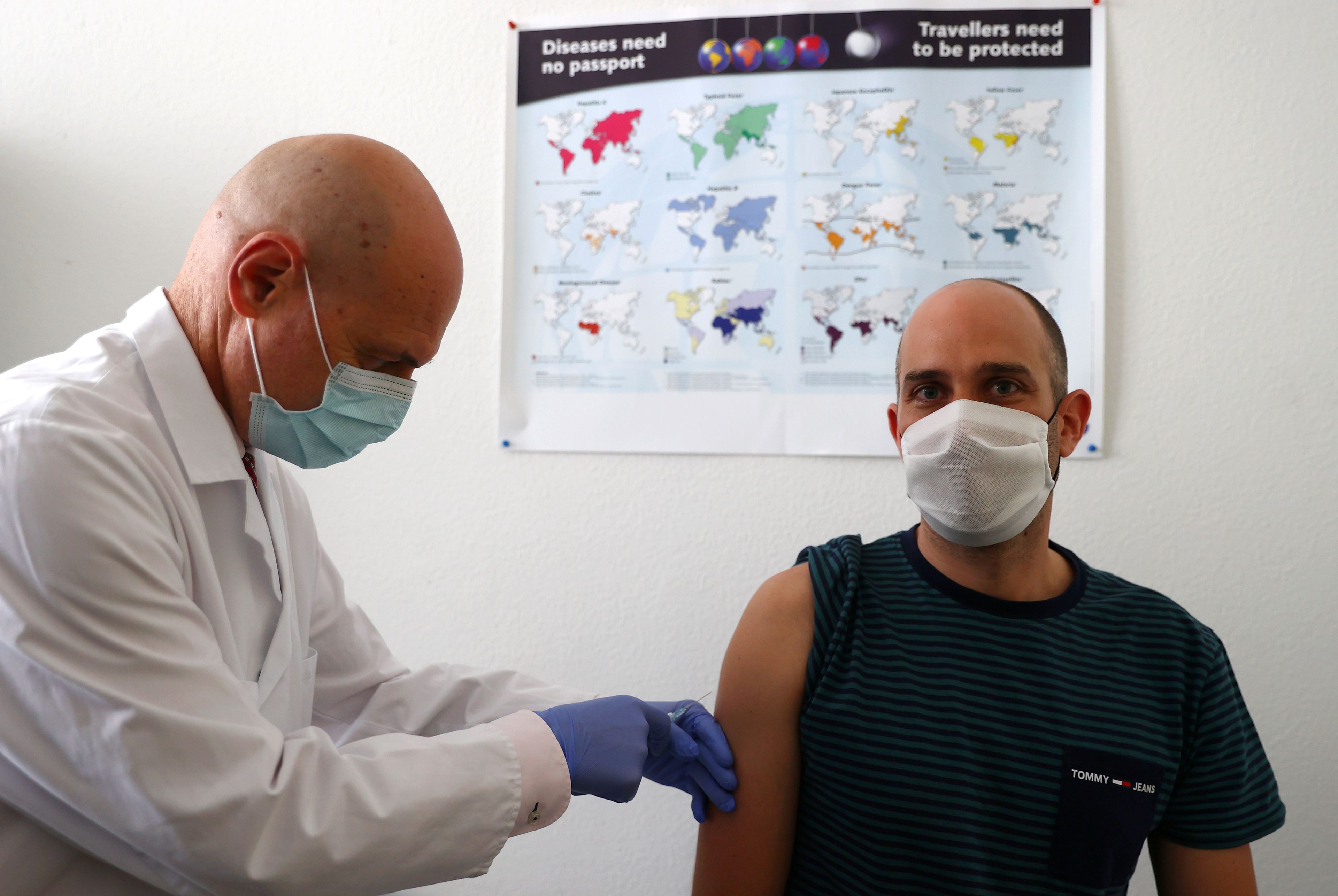 Un voluntario recibe la vacuna contra el COVID-19 de CureVac.