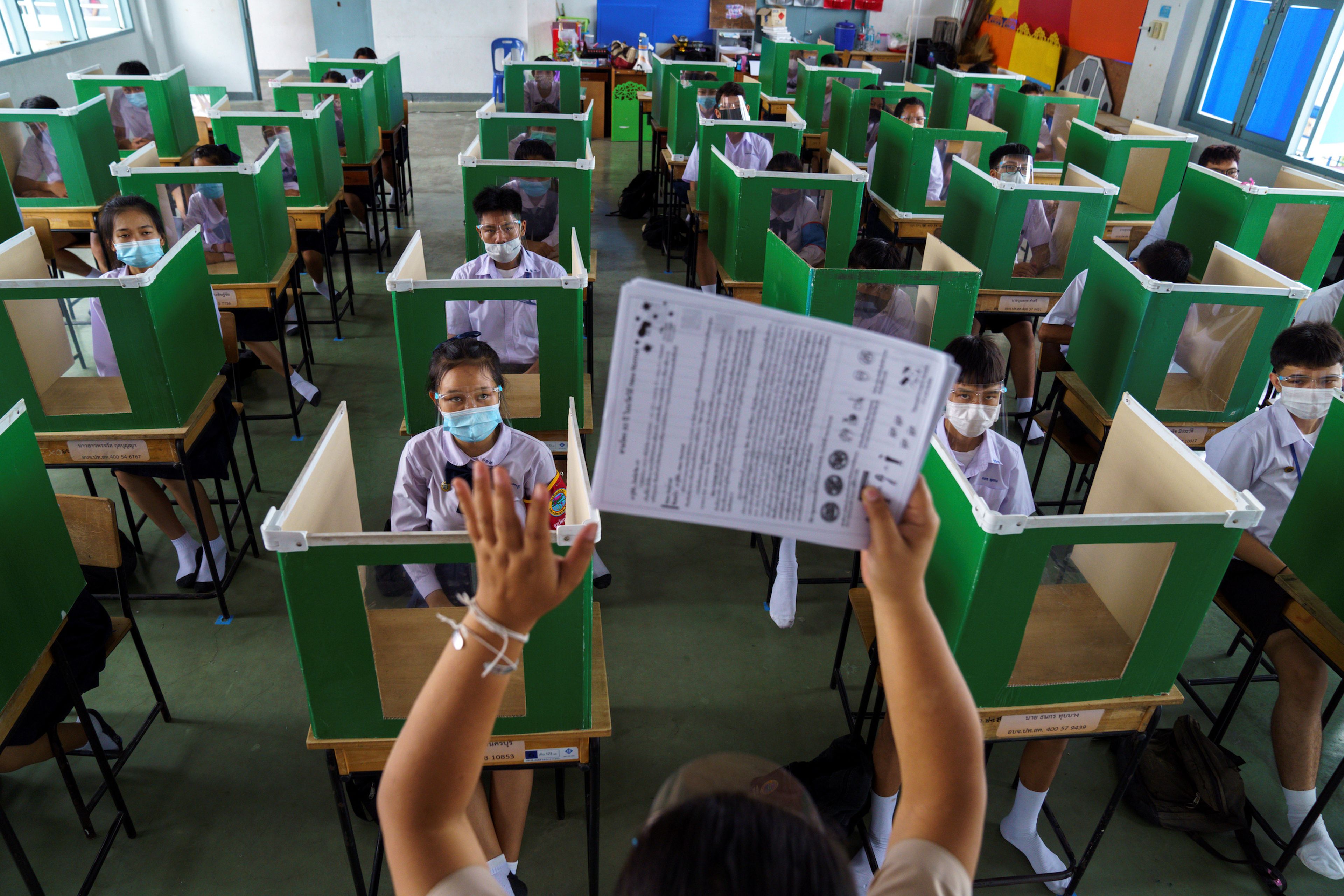Una escuela de Tailandia reabre tras la pandemia del coronavirus con medidas de distanciamiento físico entre los alumnos