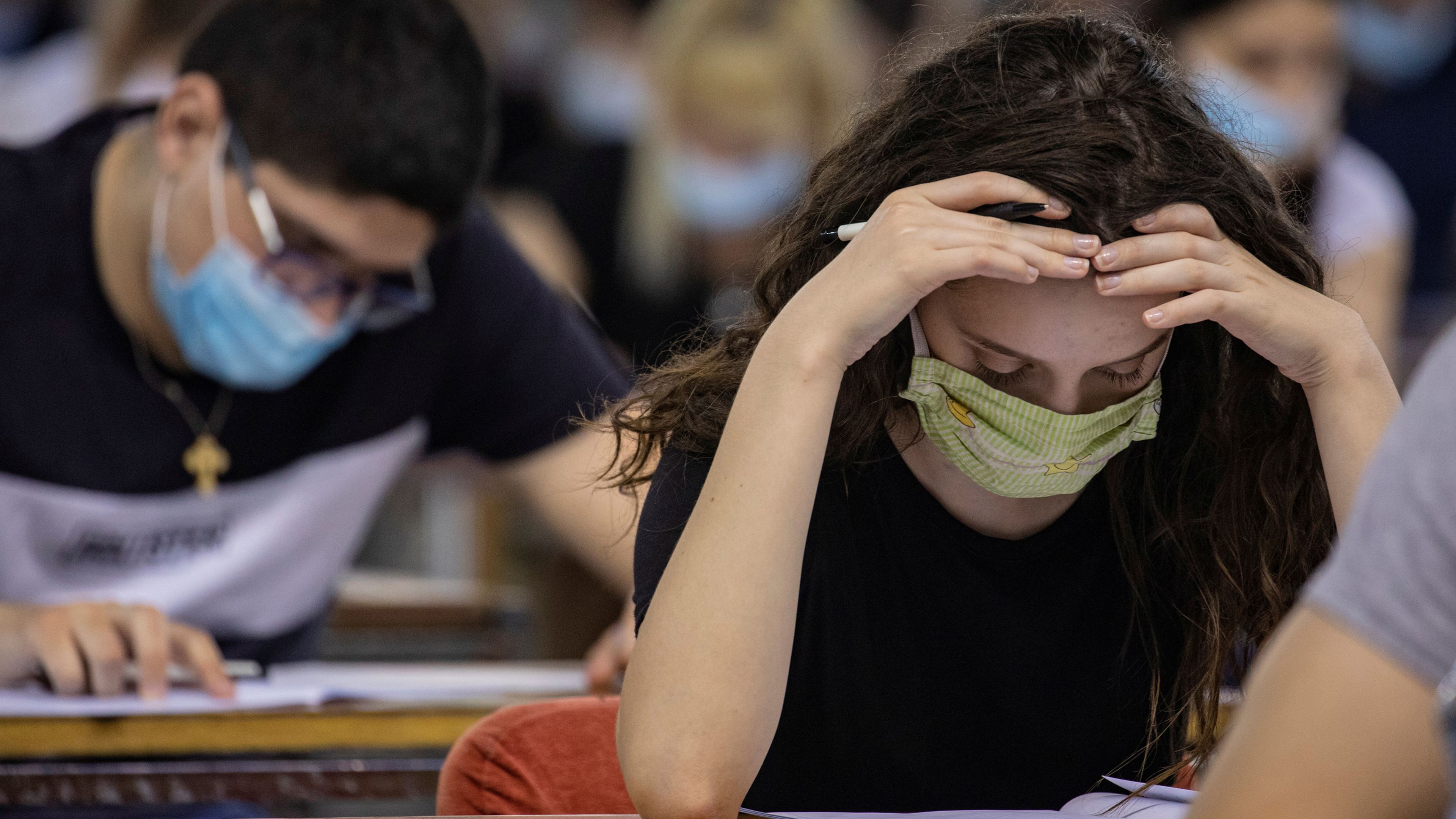 Estudiantes universitarios durante un examen en plena pandemia de coronavirus