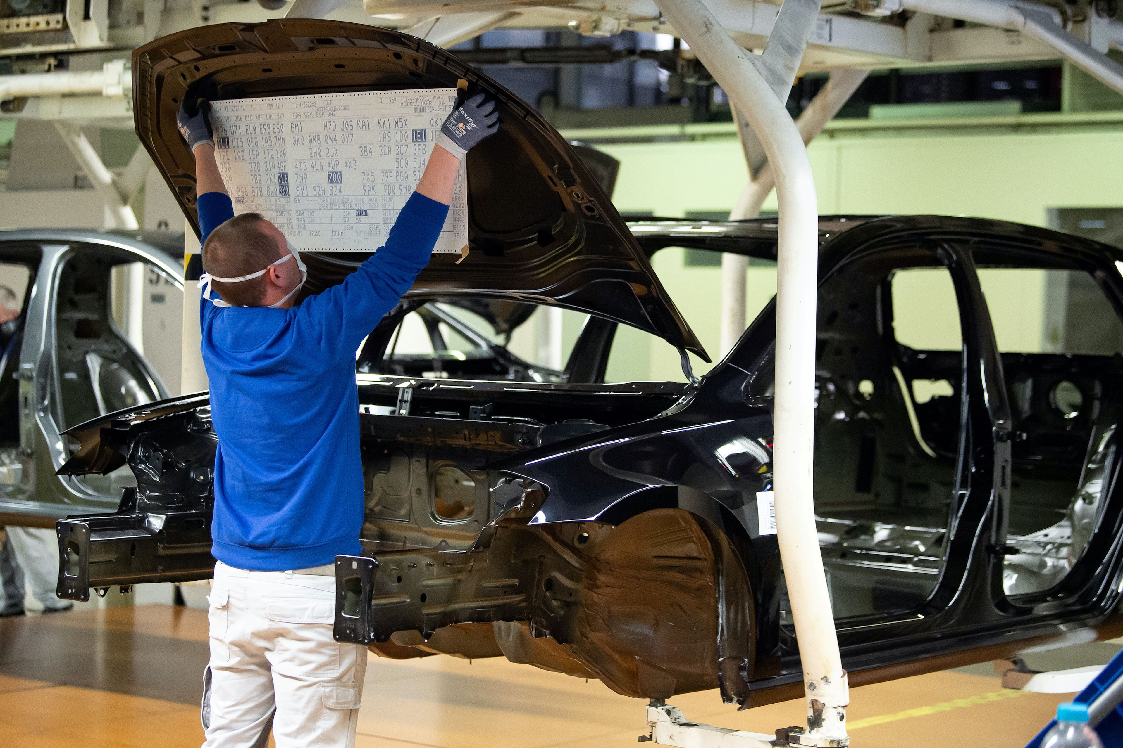 Un trabajador en la mayor fábrica de Volkswagen de Europa, en Wolfsburg, Alemania.