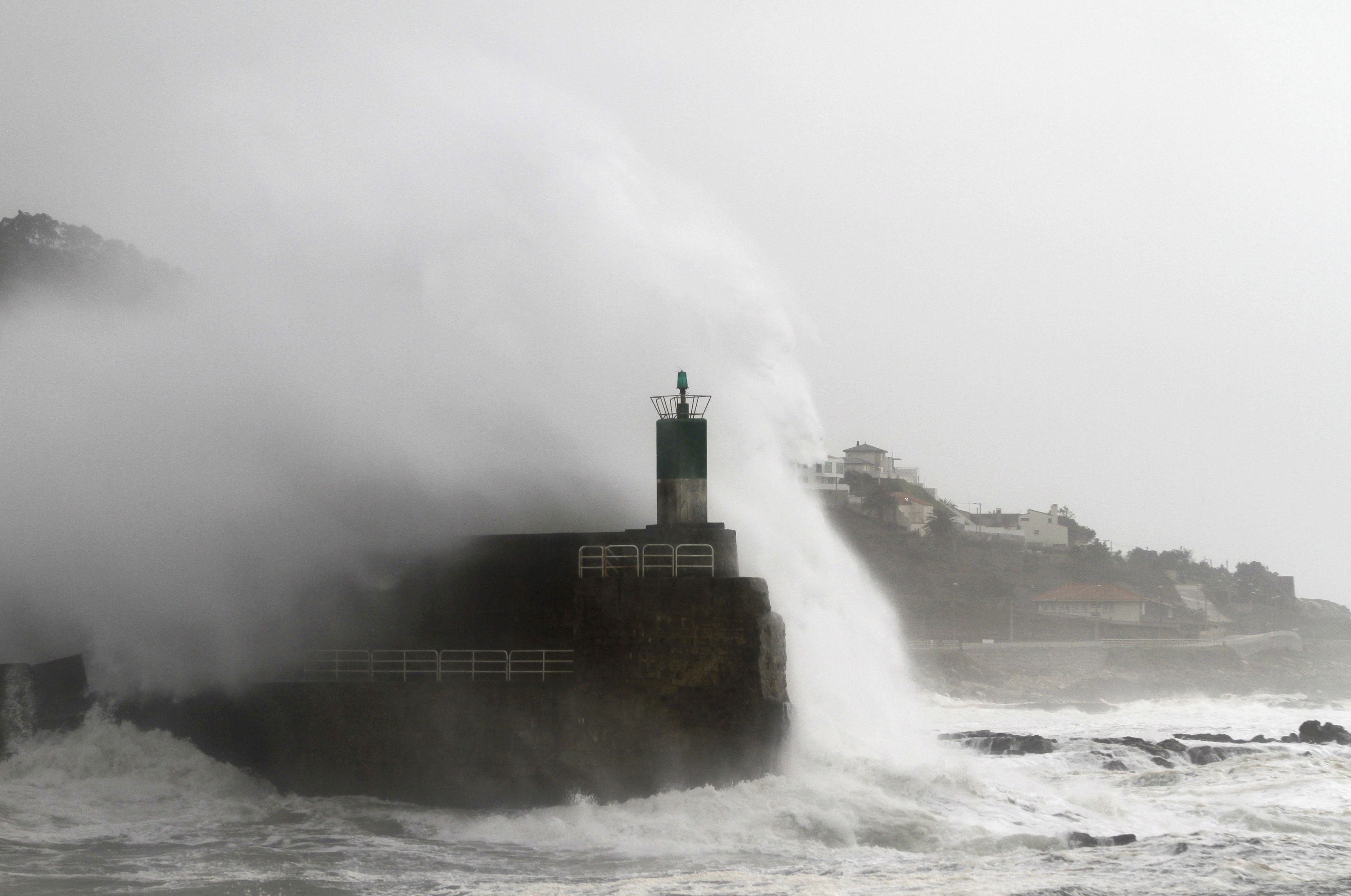 Un faro golpeado por las olas en A Guarda, Galicia.