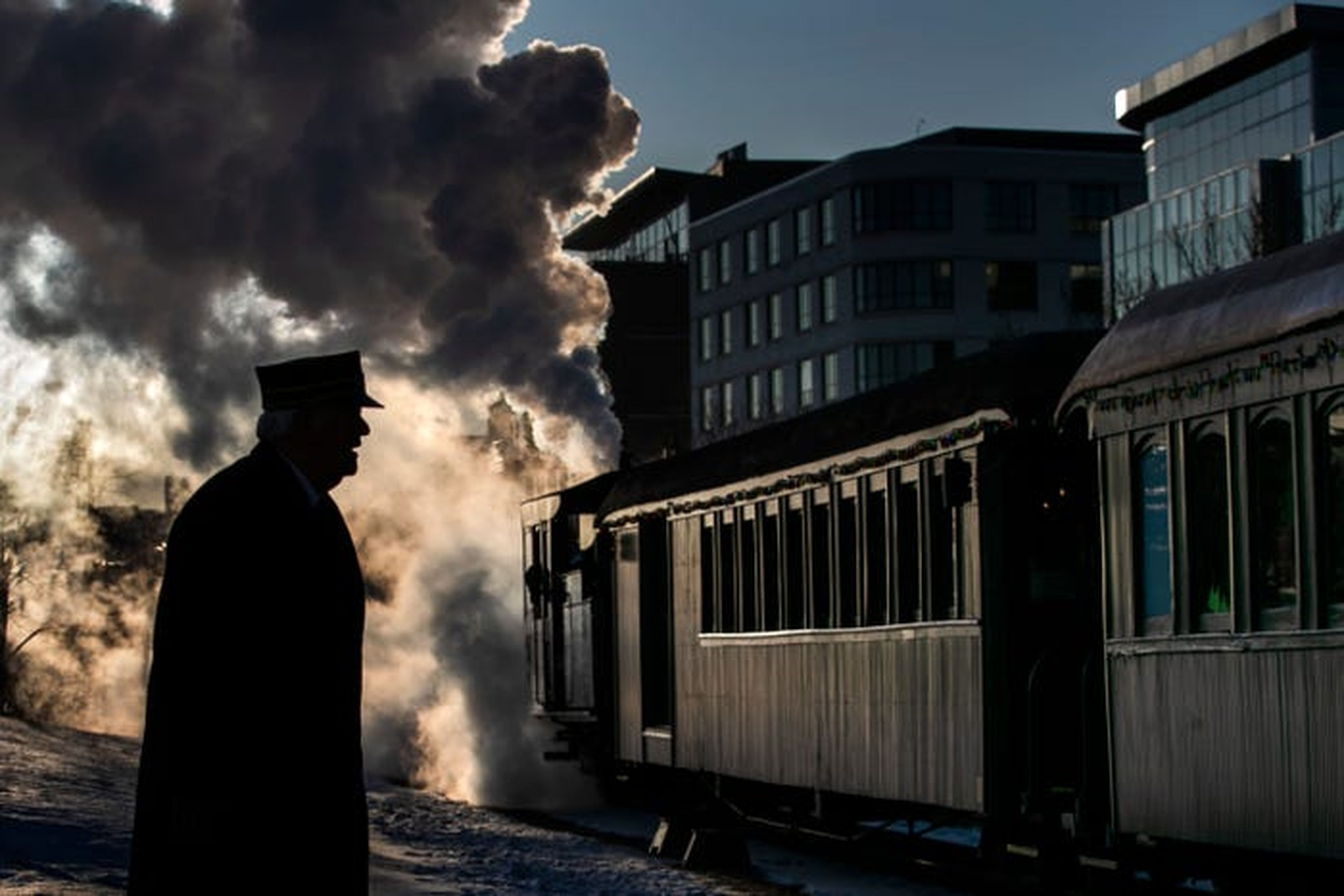 El vapor se eleva desde una locomotora cuando El Polar Express parte hacia el Polo Norte bajo la supervisión de Jerry Angier, el viernes 20 de diciembre de 2019, en Portland, Maine.