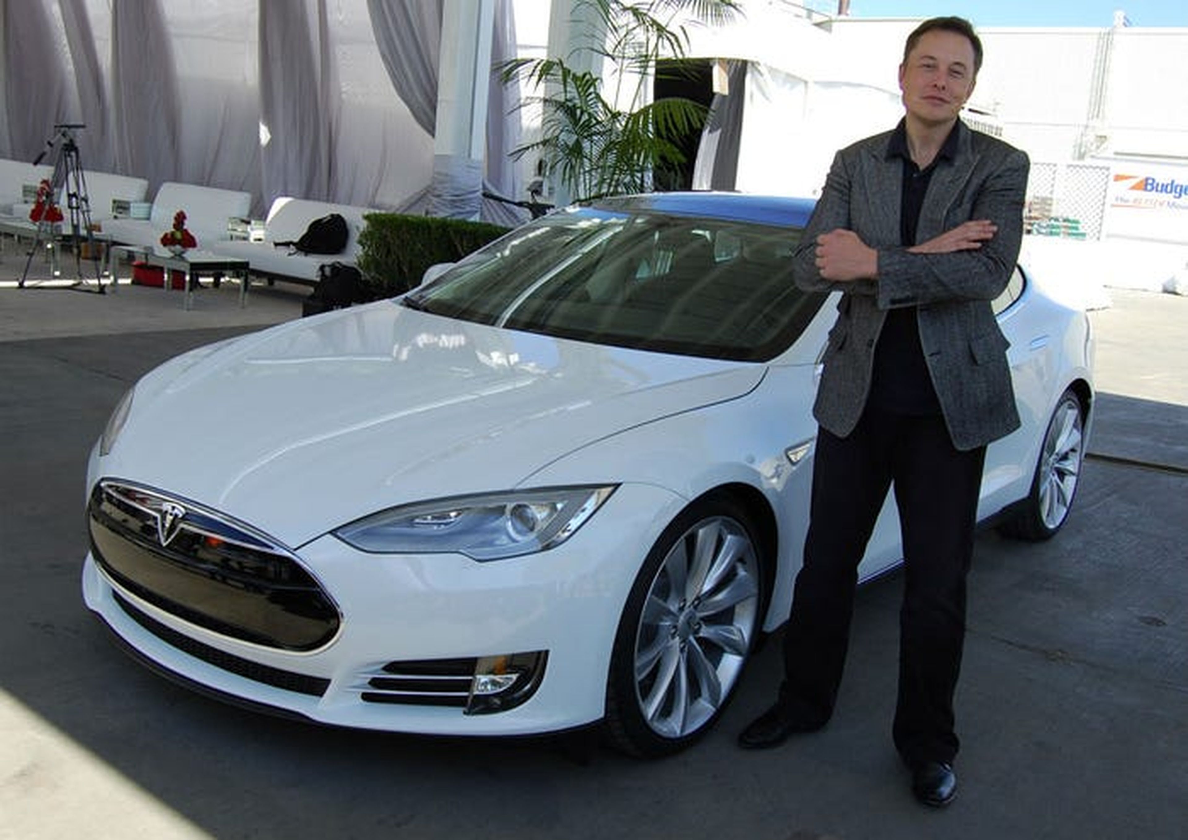 Elon Musk junto a un Tesla Model S.