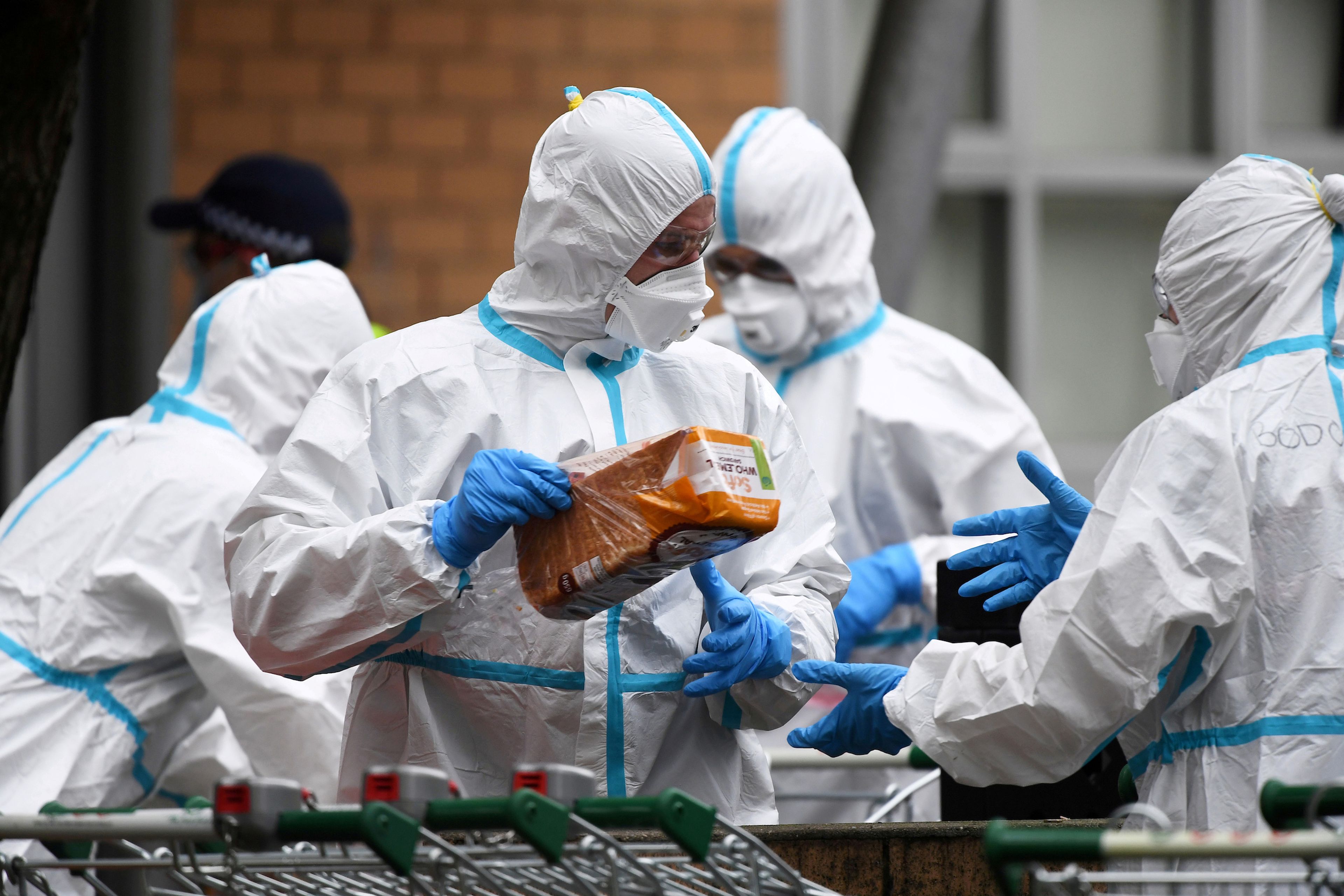Un grupo de sanitarios vestidos con trajes de protección durante la pandemia del coronavirus