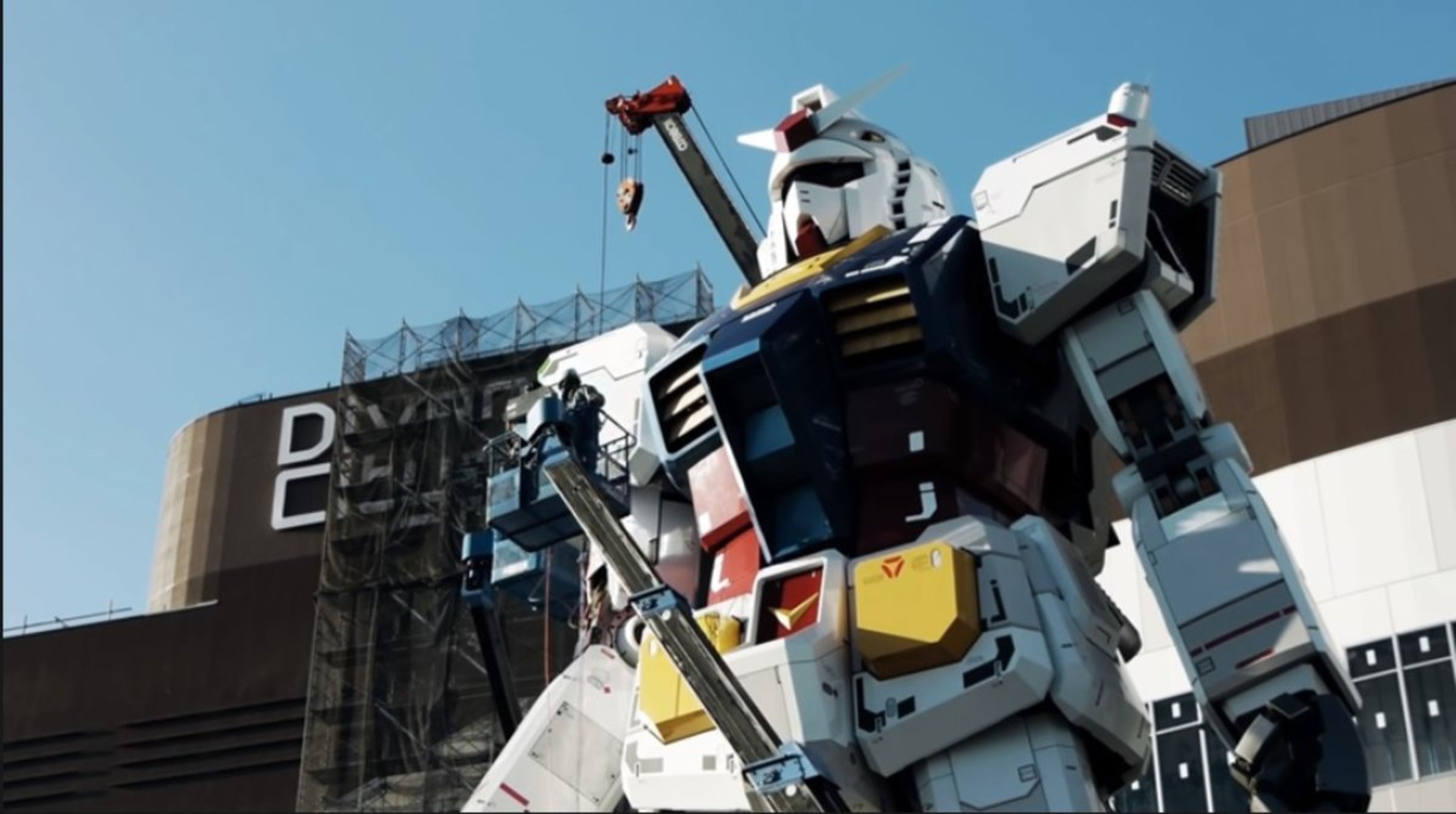 Gundam, un robot gigante construido por ingenieros japoneses.