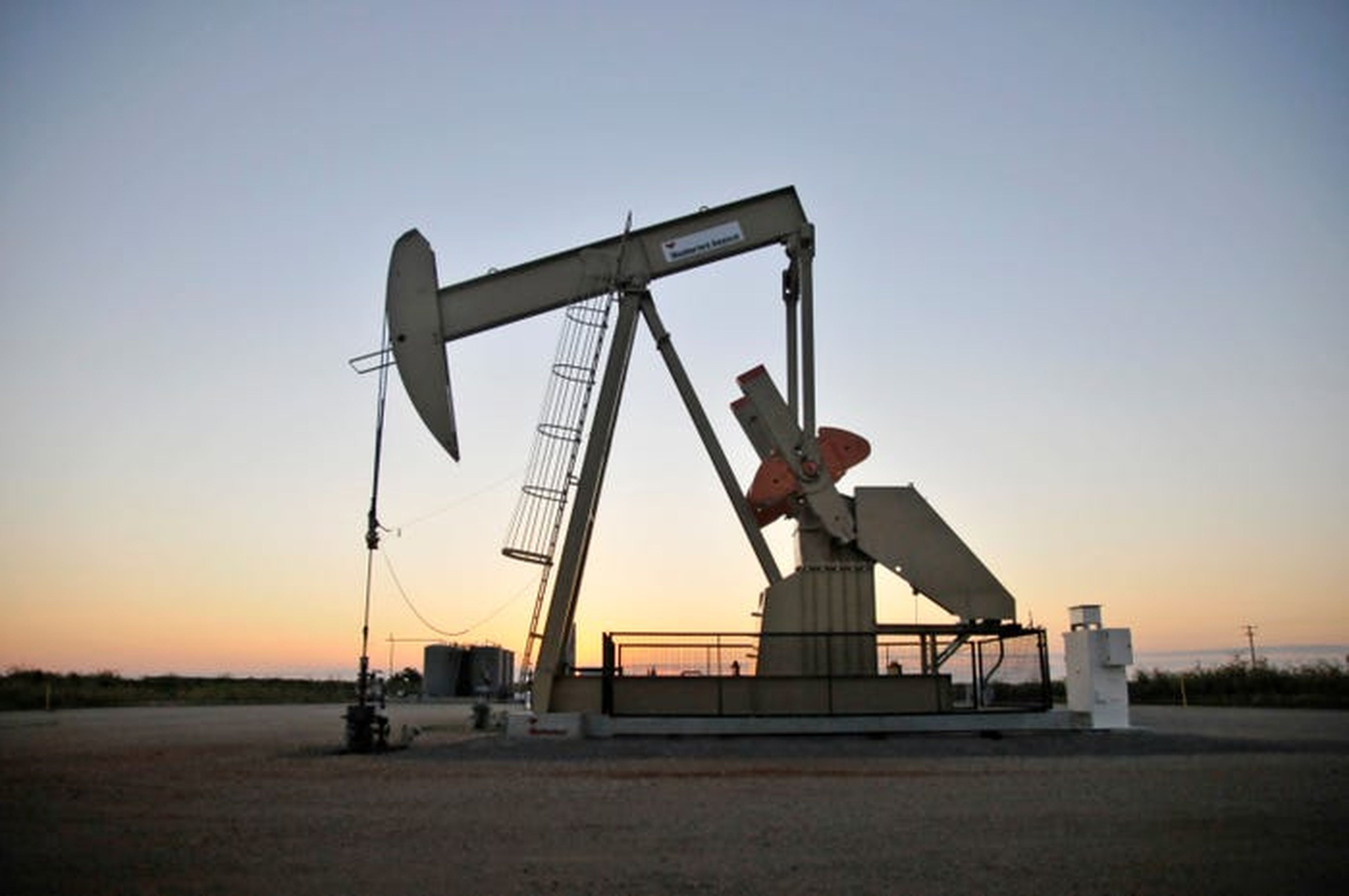 Una bomba de varilla en un pozo petrolífero arrendado por Devon Energy cerca de Guthrie, Oklahoma.