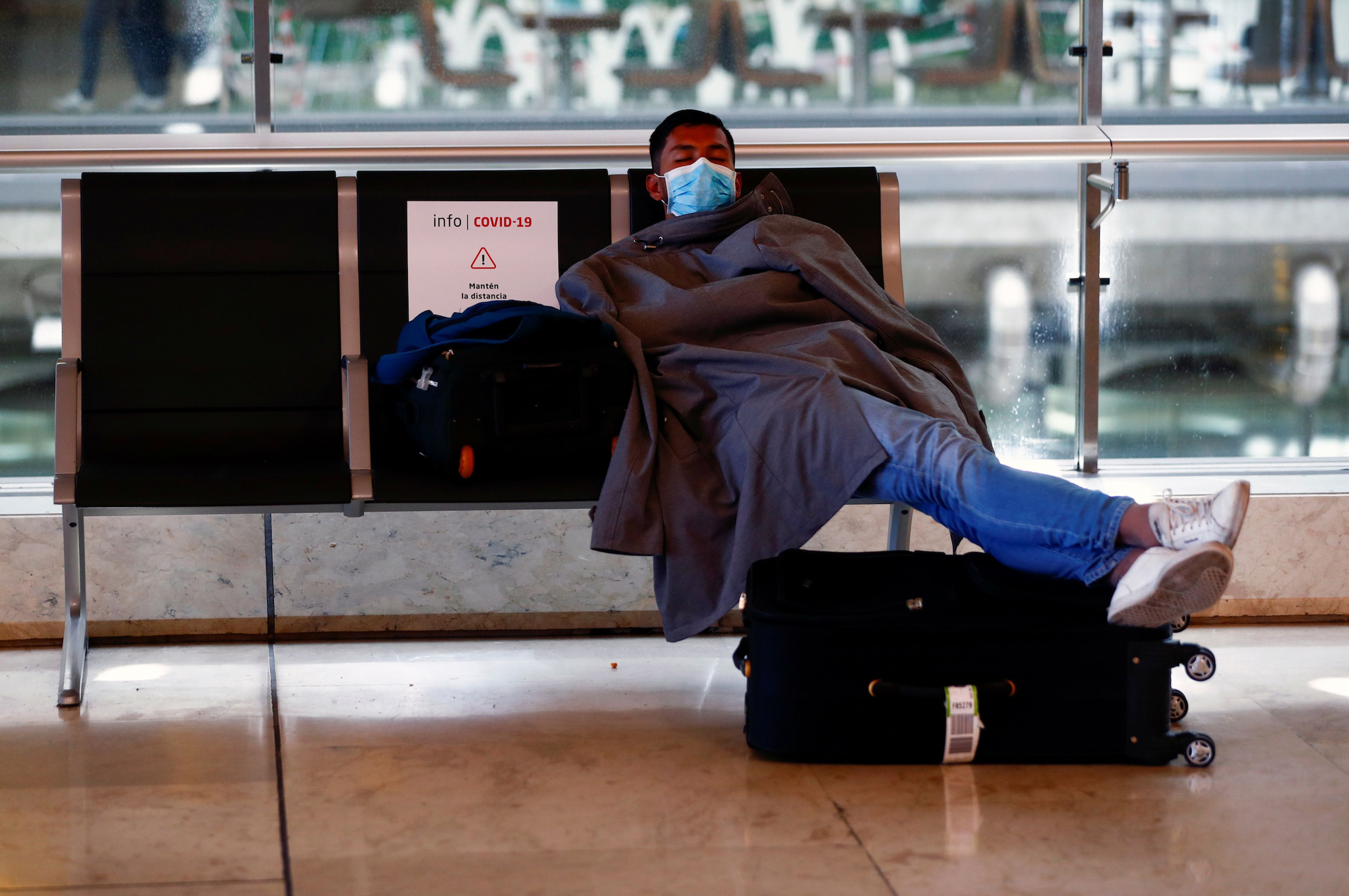 Un hombre en el aeropuerto por la pandemia de coronavirus.