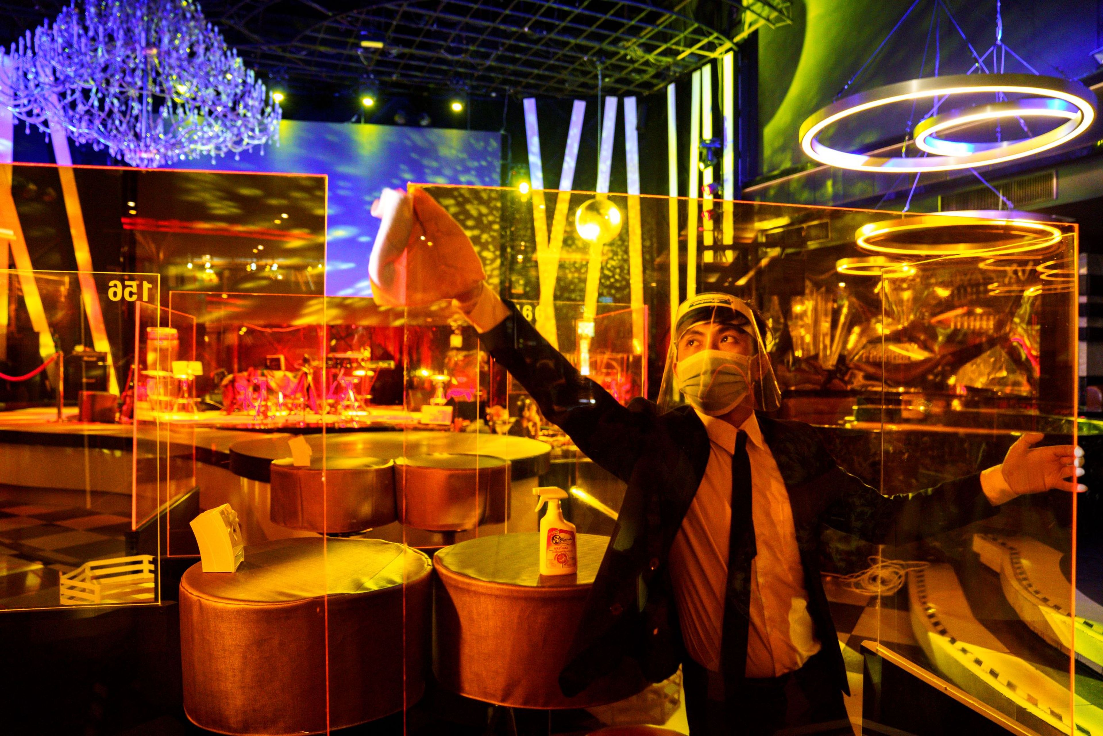 Un hombre limpiando el interior de una discoteca durante el coronavirus