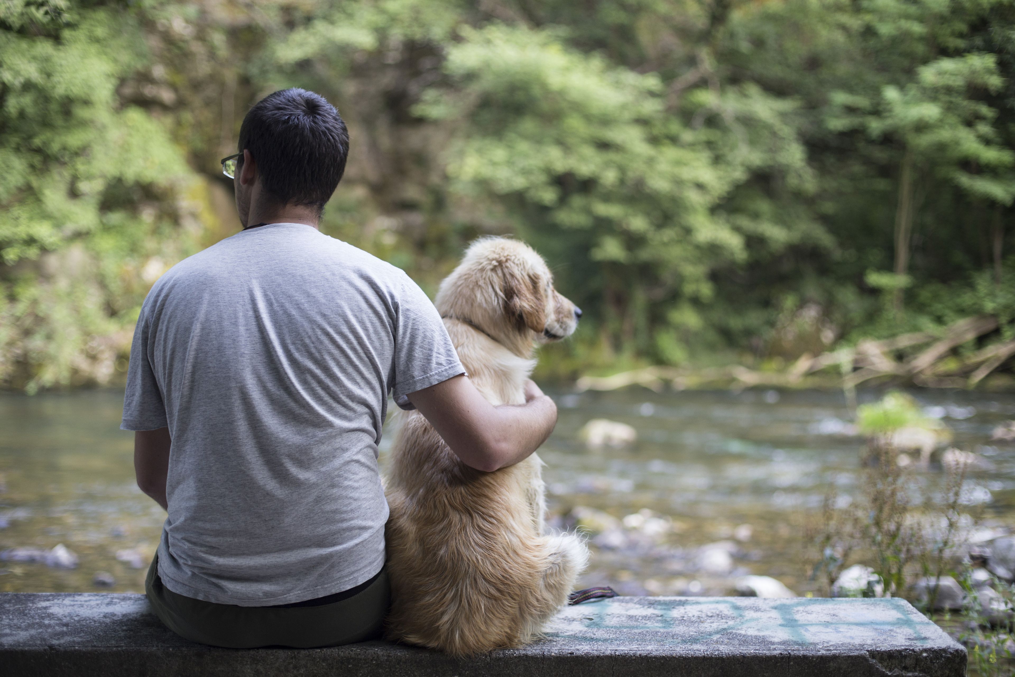 Hombre con un perro en el río.