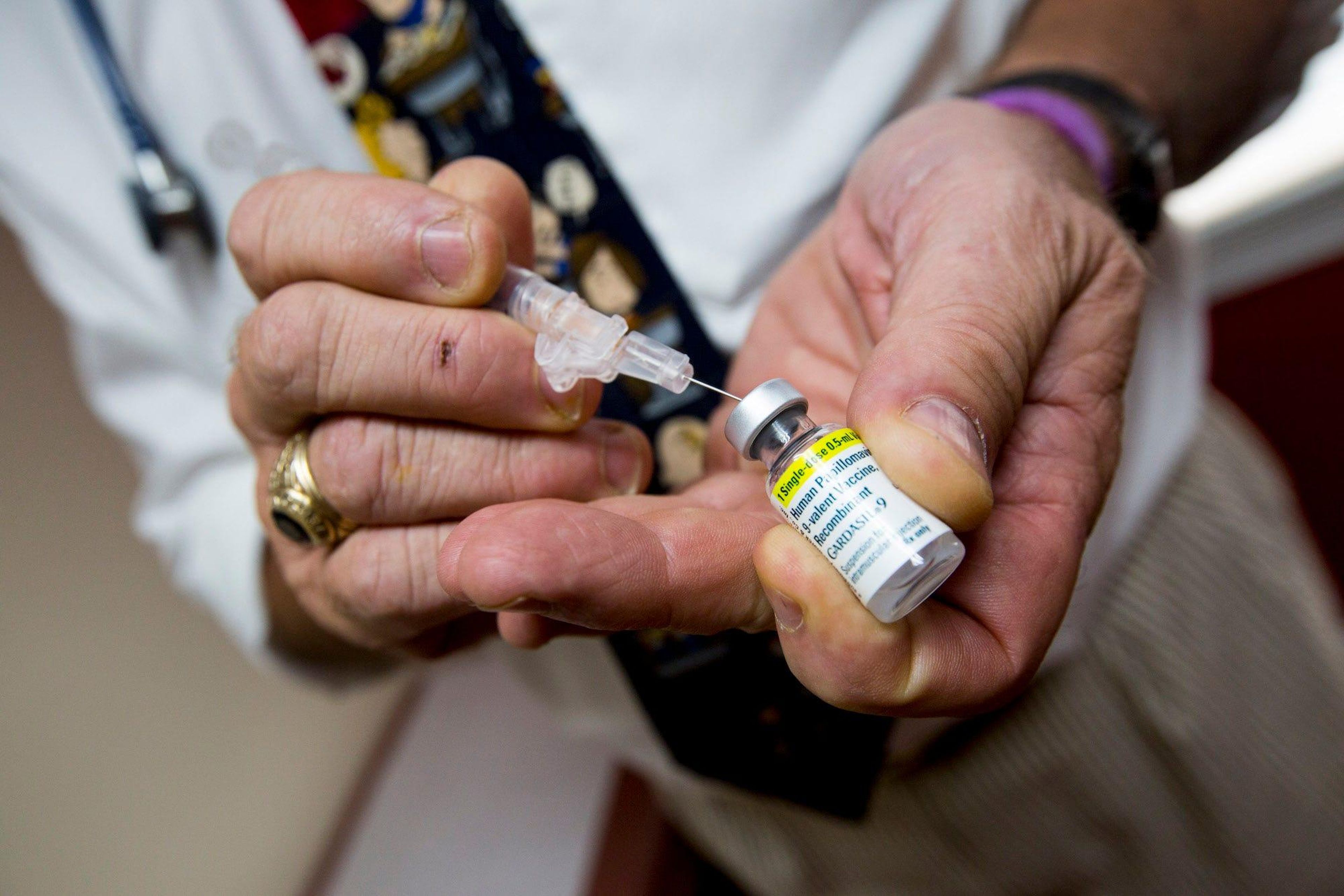 El pediatra Richard K. Ohnmacht prepara una inyección de la vacuna contra el VPH para un paciente en su consultorio en Cranston, Rhode Island, el 3 de septiembre de 2015.