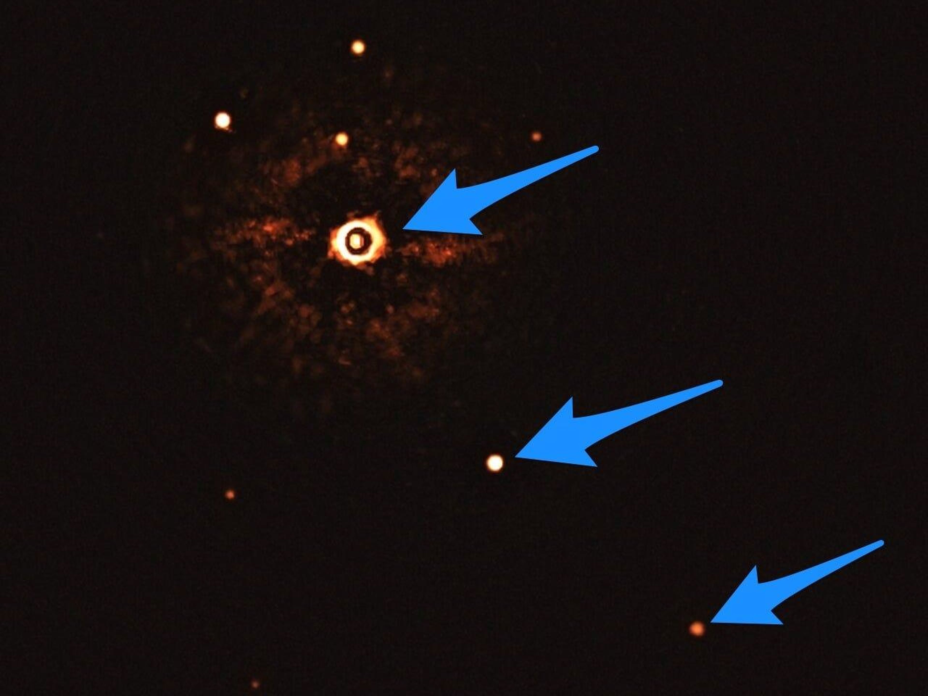 Esta imagen muestra la estrella TYC 8998-760-1 (izquierda) acompañada de dos exoplanetas gigantes, TYC 8998-760-1b y TYC 8998-760-1c.