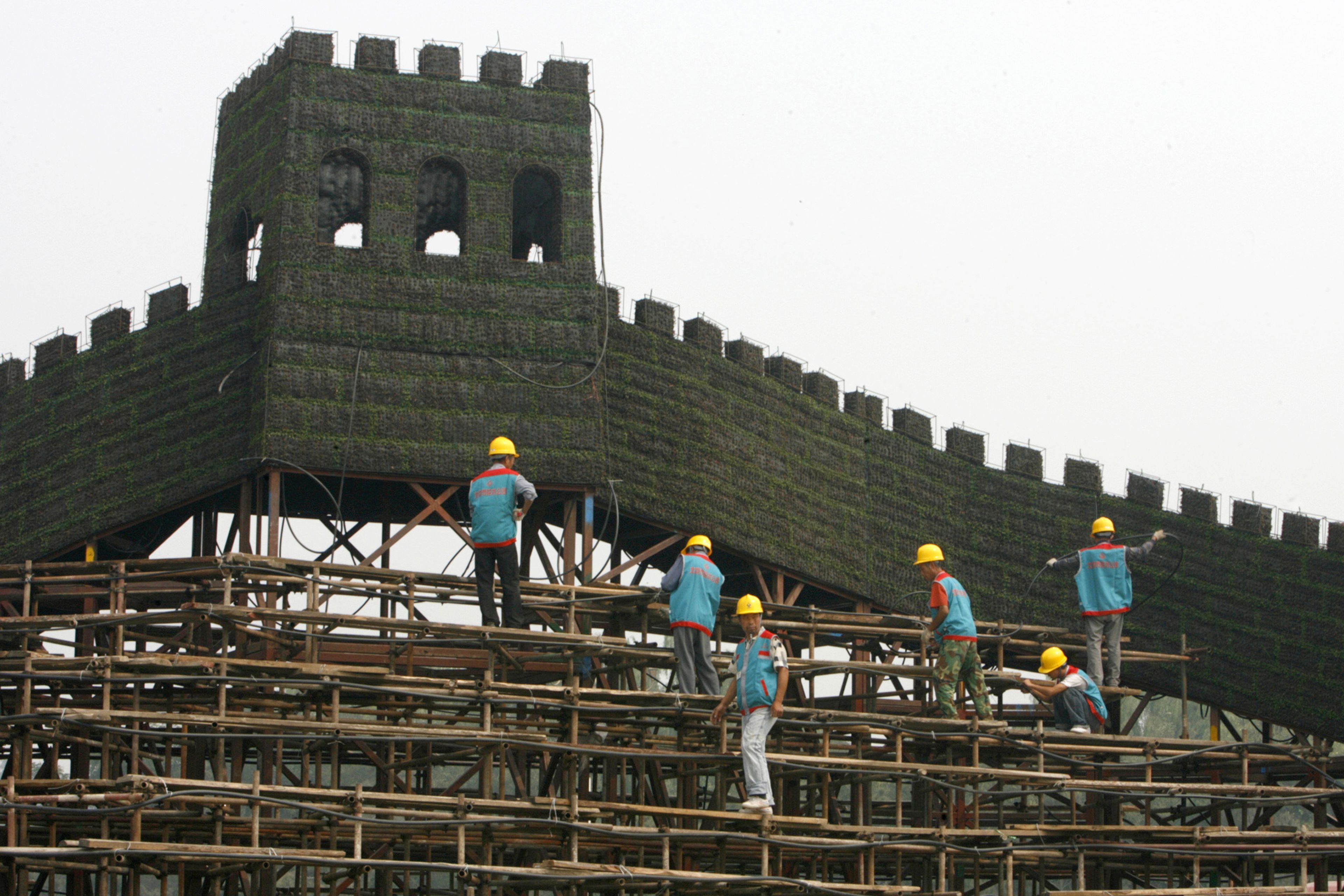 Instalación de una réplica de la Gran Muralla China en la Plaza Tiananmen en Beijing —no la réplica de 4 kilómetros de largo—.