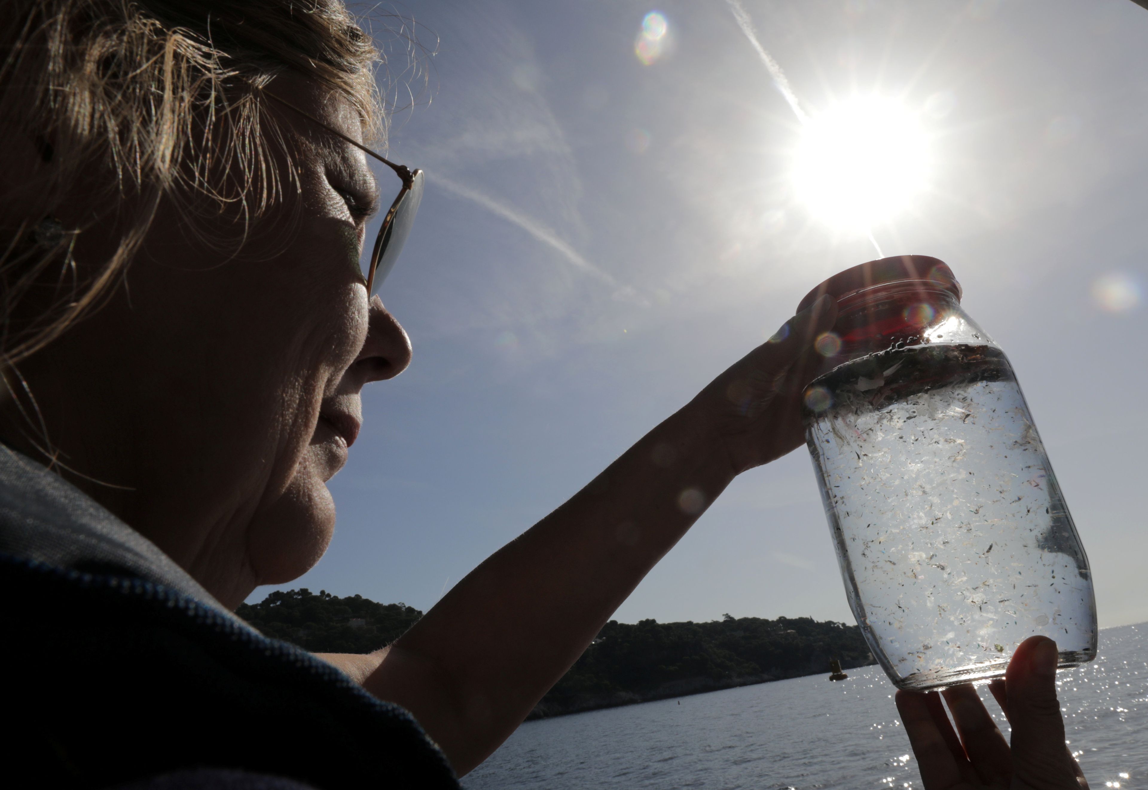 Una investigadora especializada en microplásticos mira a una muestra extraída del Mediterráneo