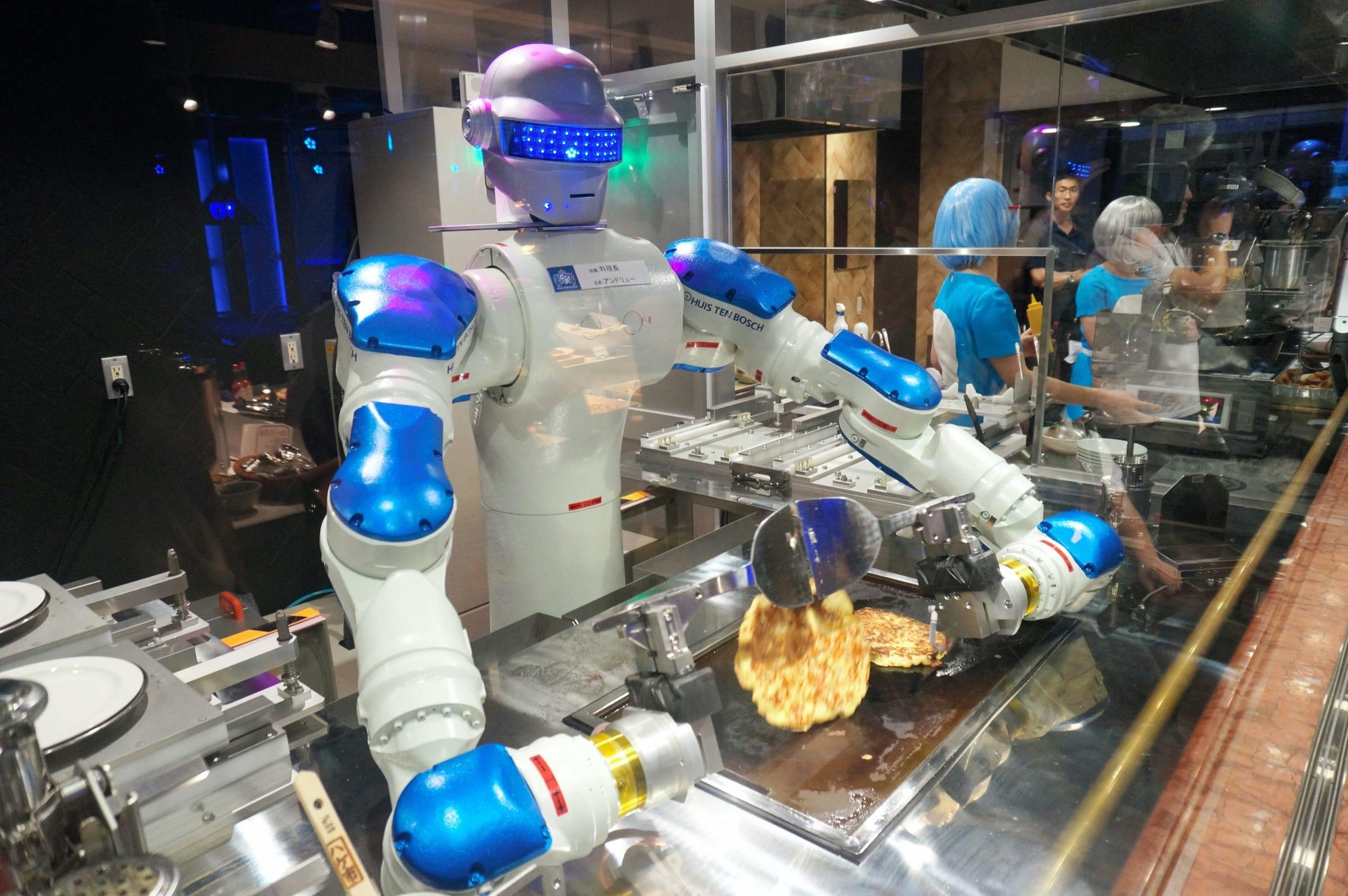 En el parque de diversiones japonés Huis Ten Bosch, un robot llamado Andrew hace okonomiyaki en el restaurante Hen-na.