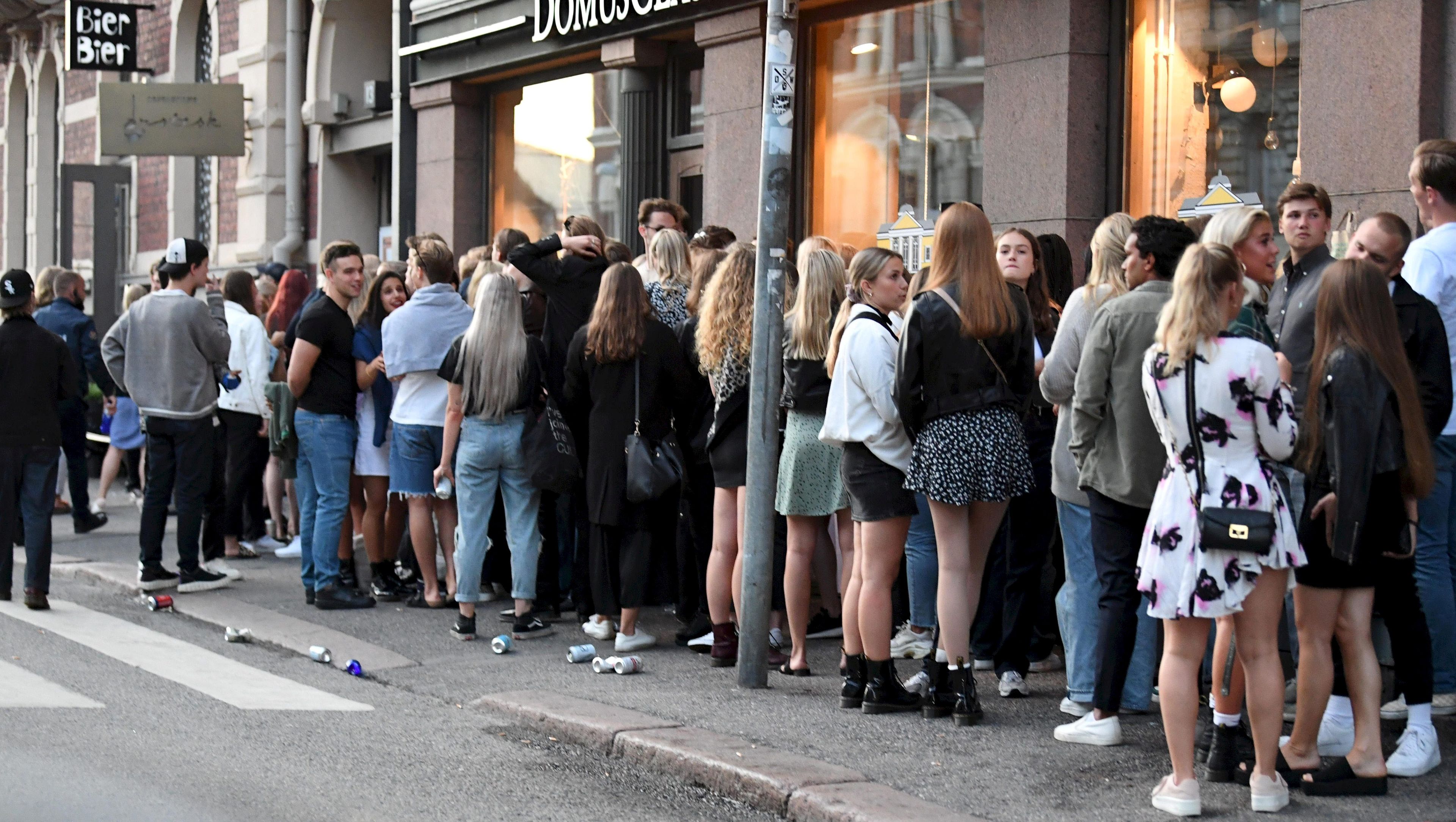 Jóvenes esperando a entrar en una discoteca en Helsinki.