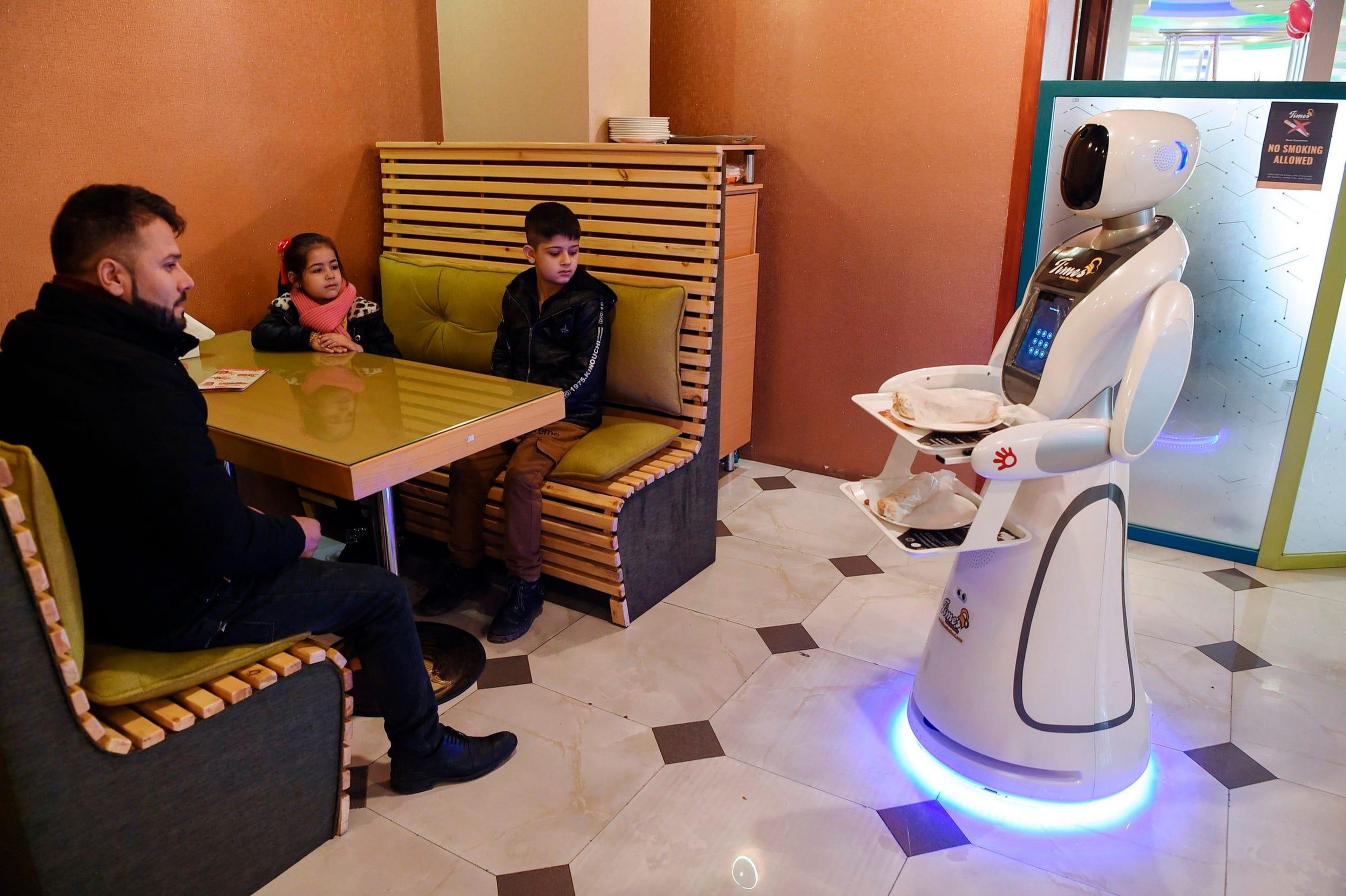 En Kabul, Afganistán, un robot japonés llamado Timea que sirve a los clientes de Times Fast Food se ha ganado el apodo de "Nazo" o "hermoso" en el idioma dari.