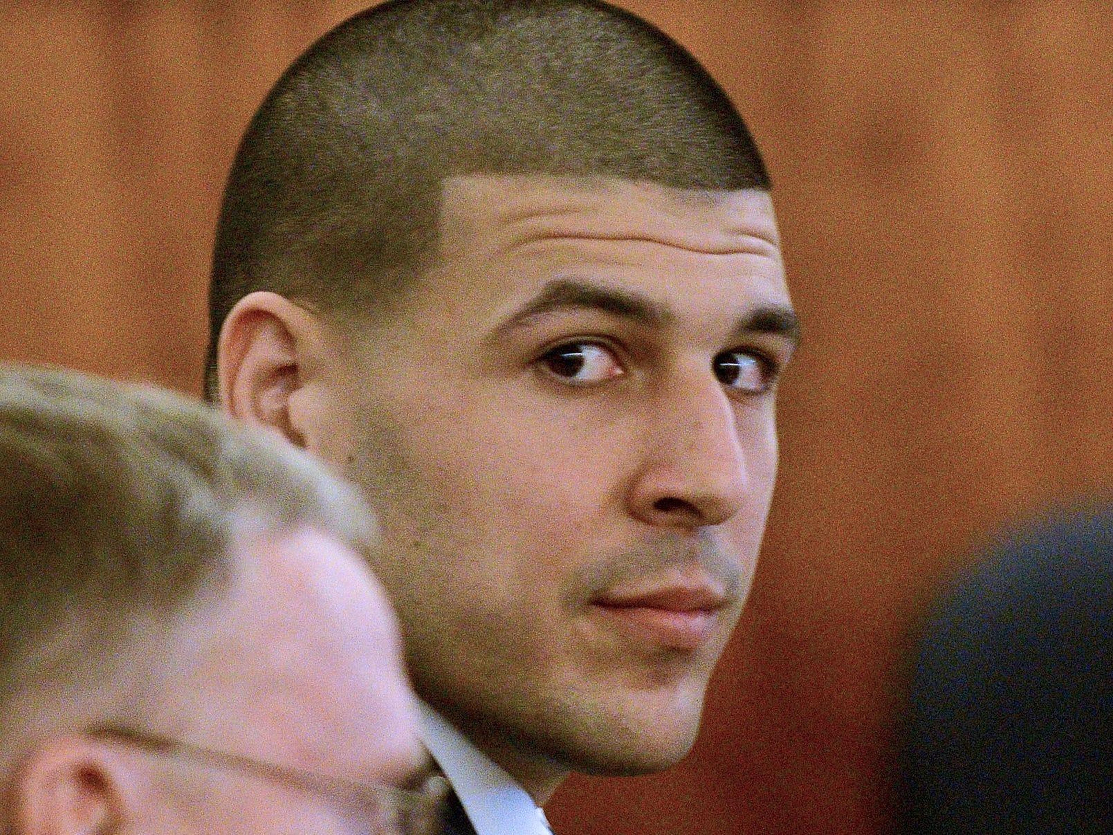 El ex jugador de fútbol americano de los New England Patriots, Aaron Hernandez, mira hacia el área de los medios de comunicación durante su juicio en Fall River, Massachusetts, el lunes 6 de abril de 2015.