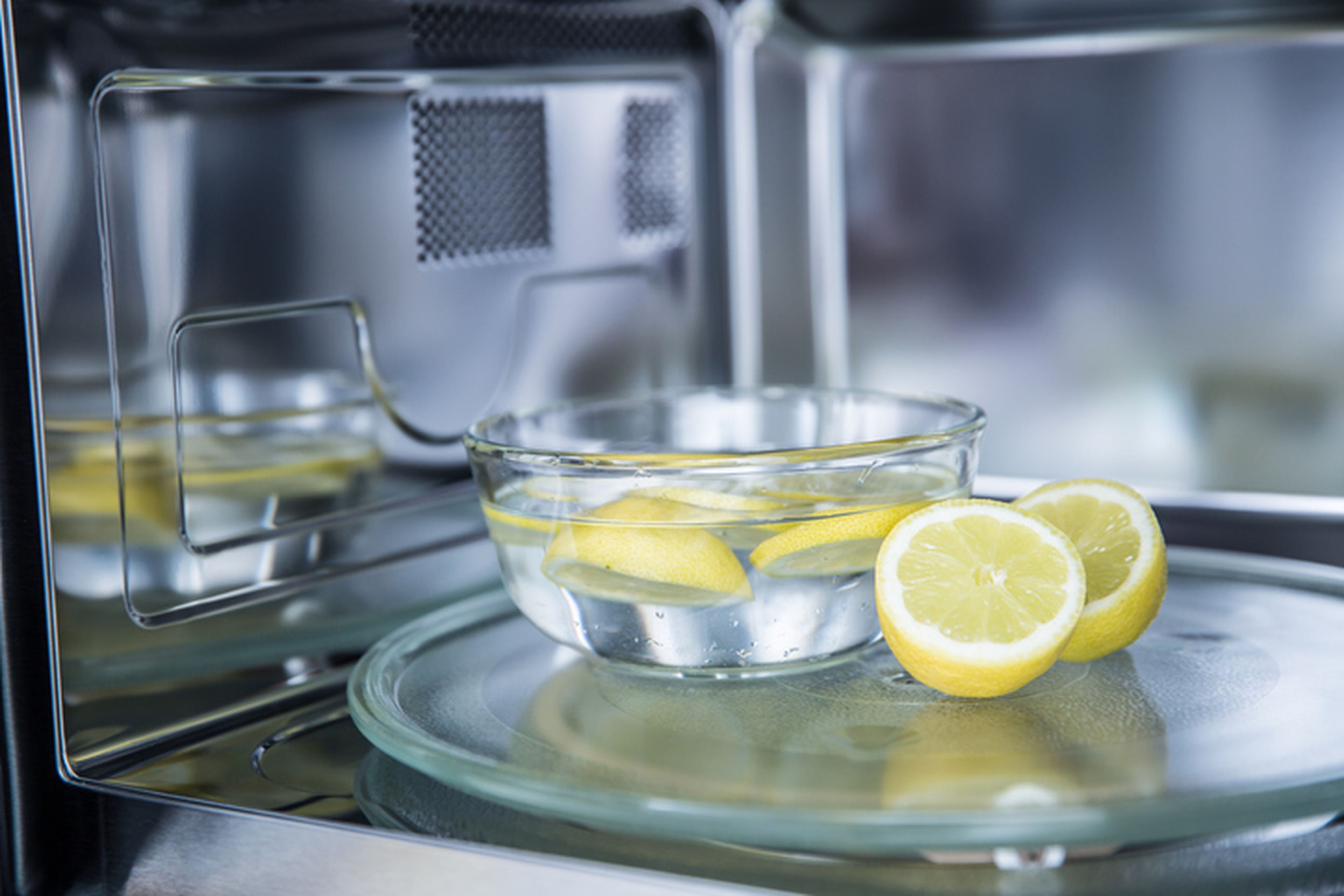 Limpieza del microondas con limones.
